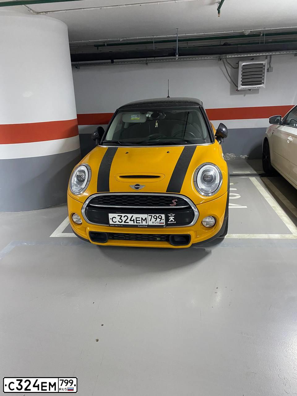 Фото автомобиля MINI МИНИ КУПЕР S, 2018 — госномер С324ЕМ799. Цвет: желто-оранжевый