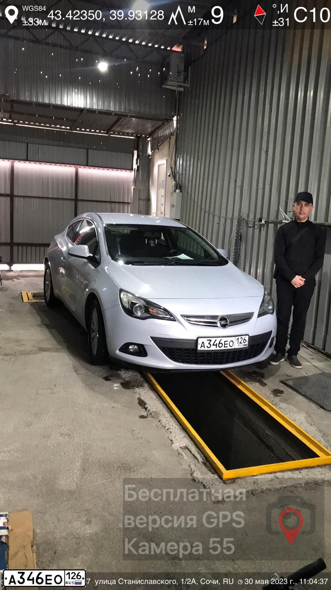Фото автомобиля OPEL ASTRA, 2011 — госномер Т240ОА193. Цвет: Белый