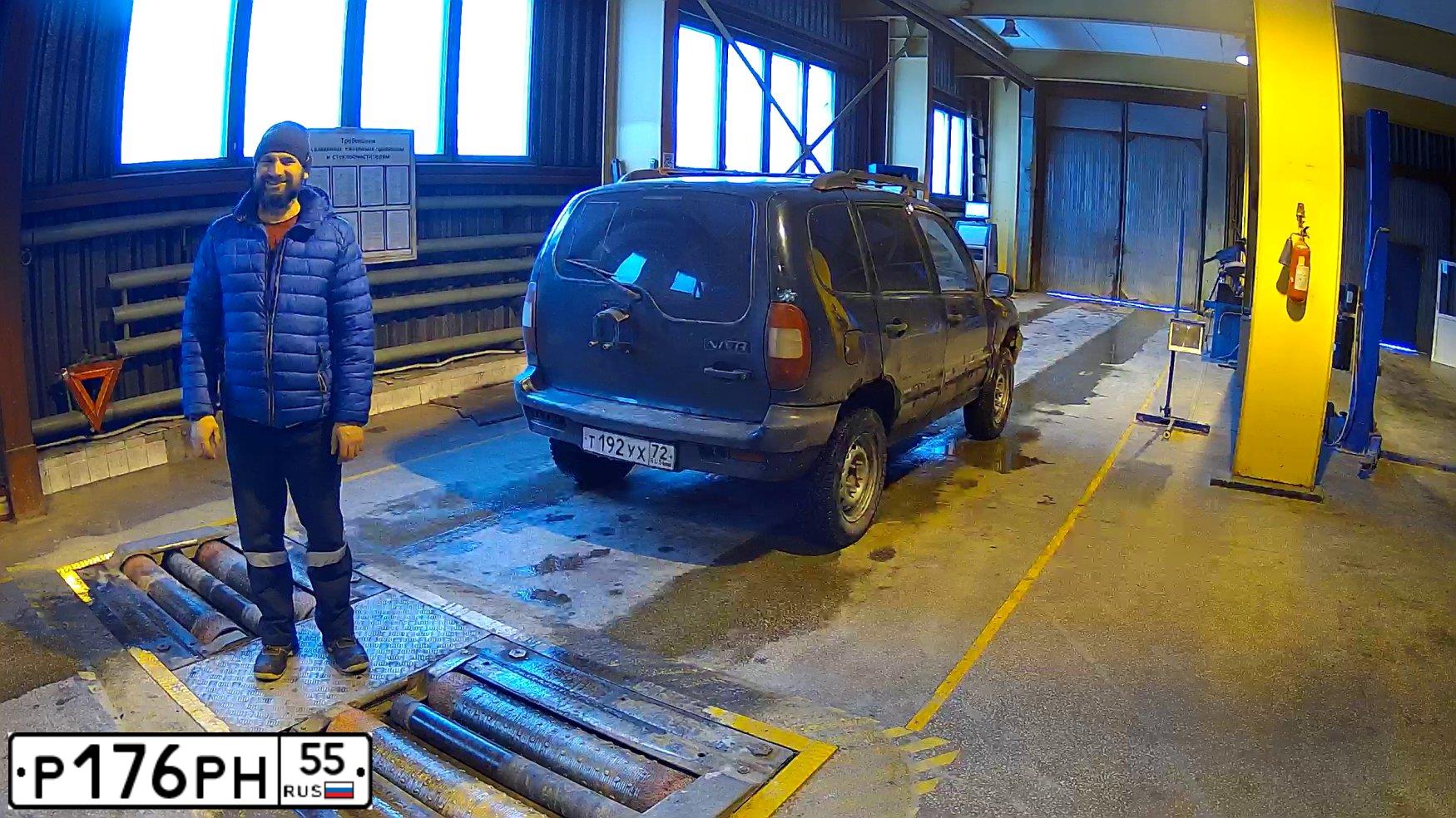 Фото автомобиля CHEVROLET NIVA, 2005 — госномер Т160МТ196. Цвет: Темно-зеленый