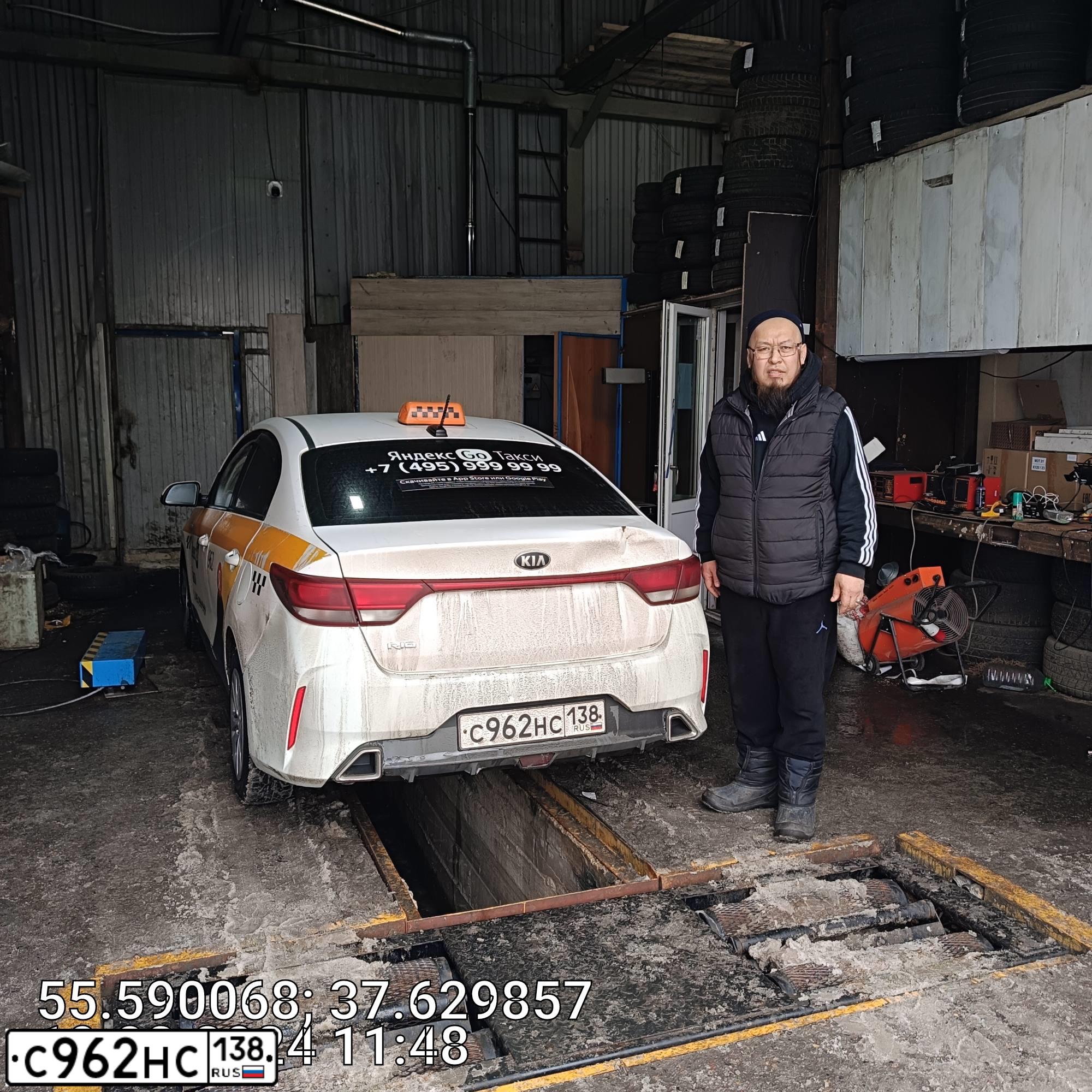 Фото автомобиля KIA RIO, 2021 — госномер С962НС138. Цвет: БЕЛЫЙ ЖЕЛТЫЙ СЕРЫЙ