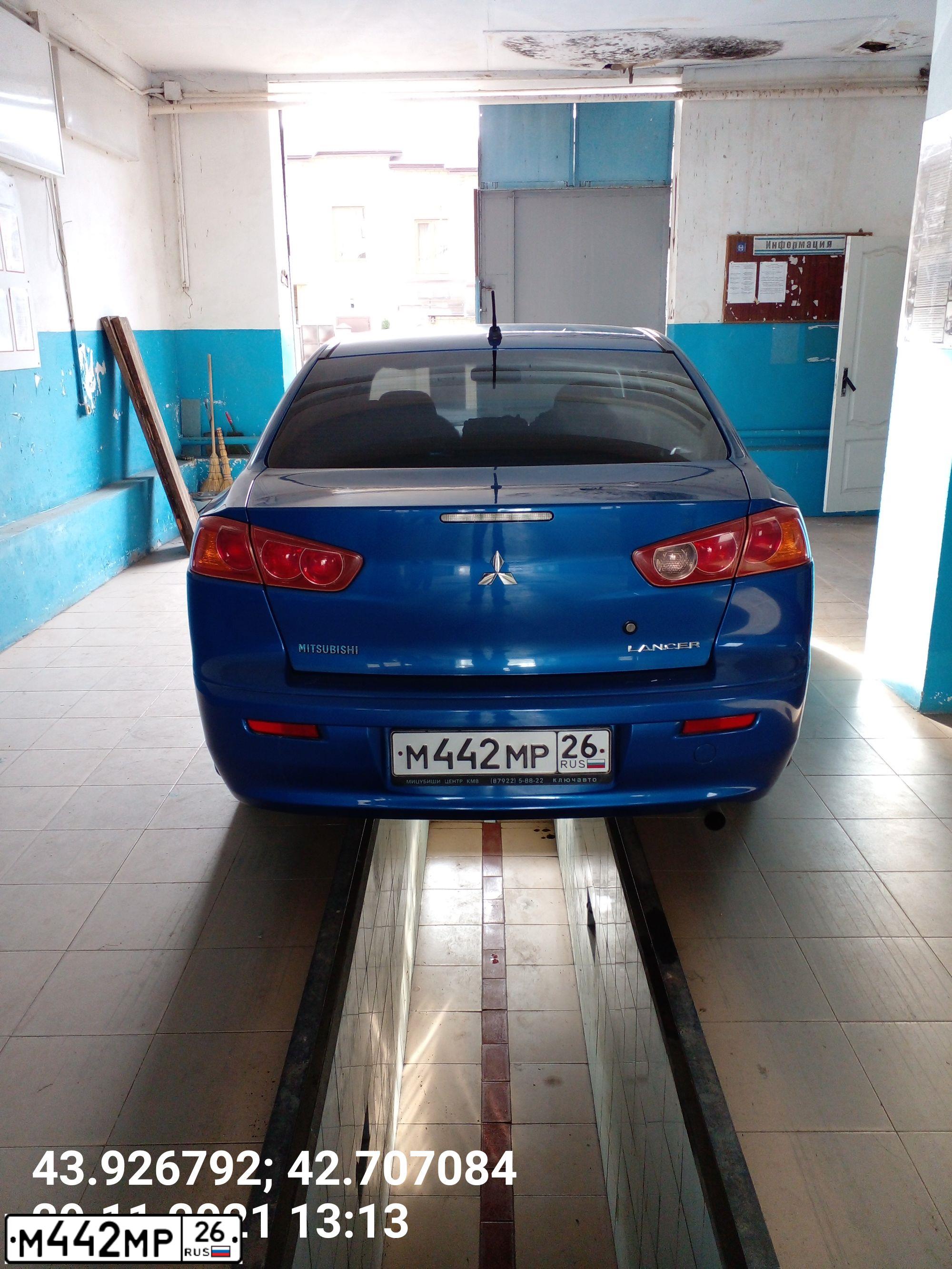 Фото автомобиля MITSUBISHI LANCER, 2008 — госномер М442МР26. Цвет: СИНИЙ