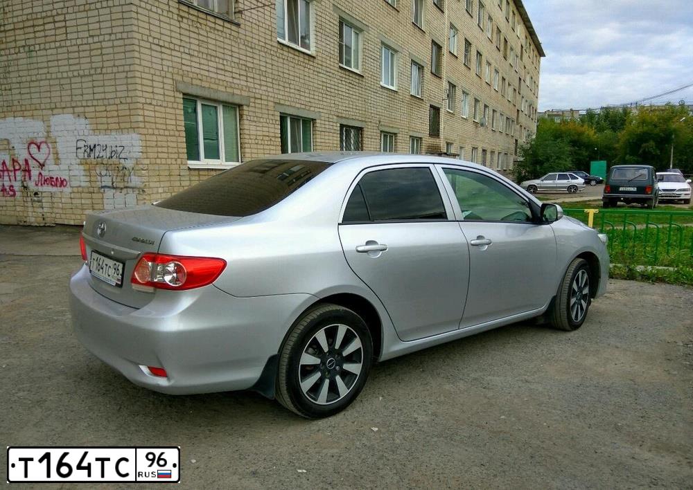 Фото автомобиля TOYOTA COROLLA, 2011 — госномер Т164ТС96. Цвет: СВЕТЛО-СЕРЫЙ