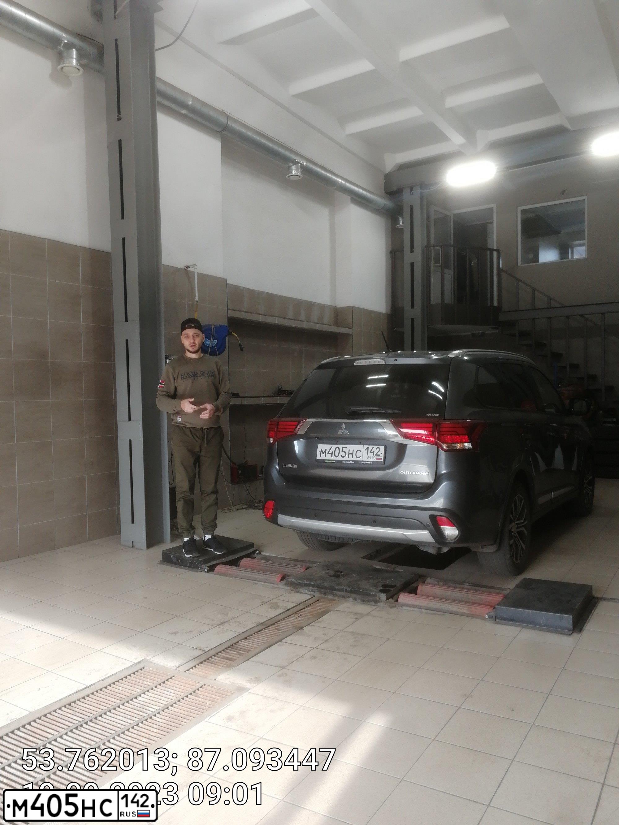 Фото автомобиля MITSUBISHI OUTLANDER, 2015 — госномер М405НС142. Цвет: СЕРЫЙ