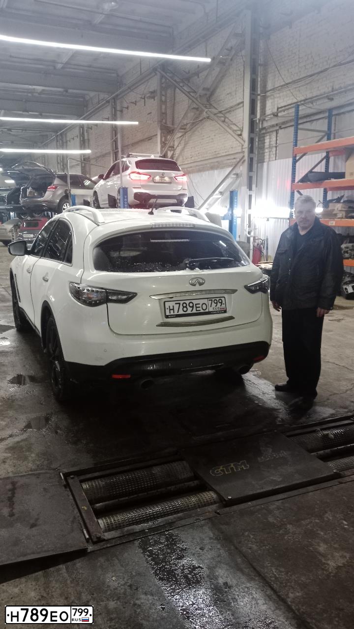 Фото автомобиля INFINITI FX37, 2012 — госномер В599РЕ797. Цвет: Белый
