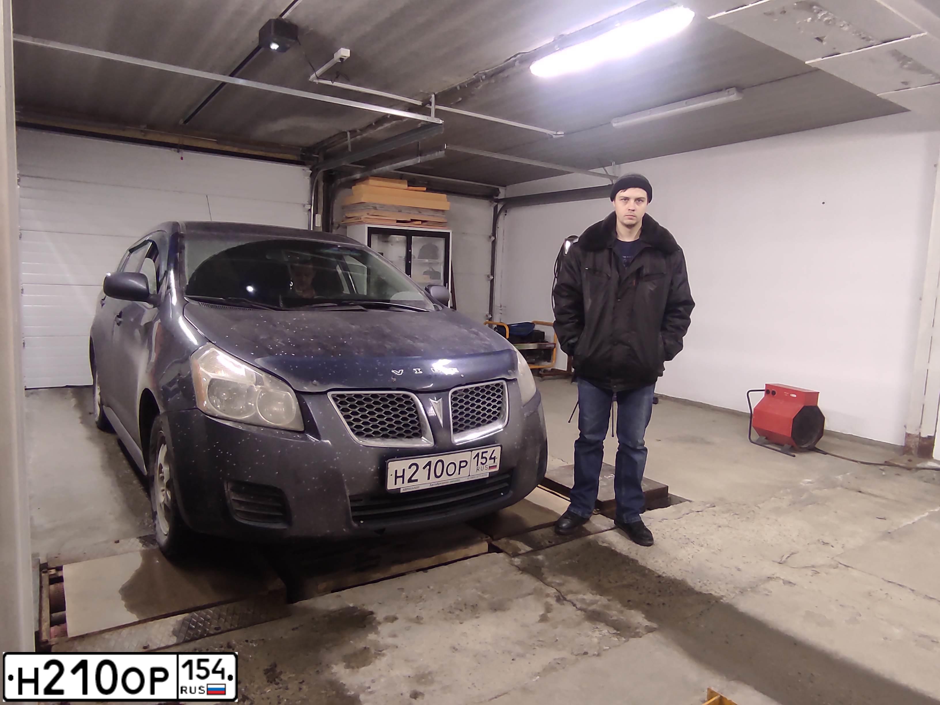 Фото автомобиля PONTIAC C VIBE, 2008 — госномер В693НК154. Цвет: СИНИЙ
