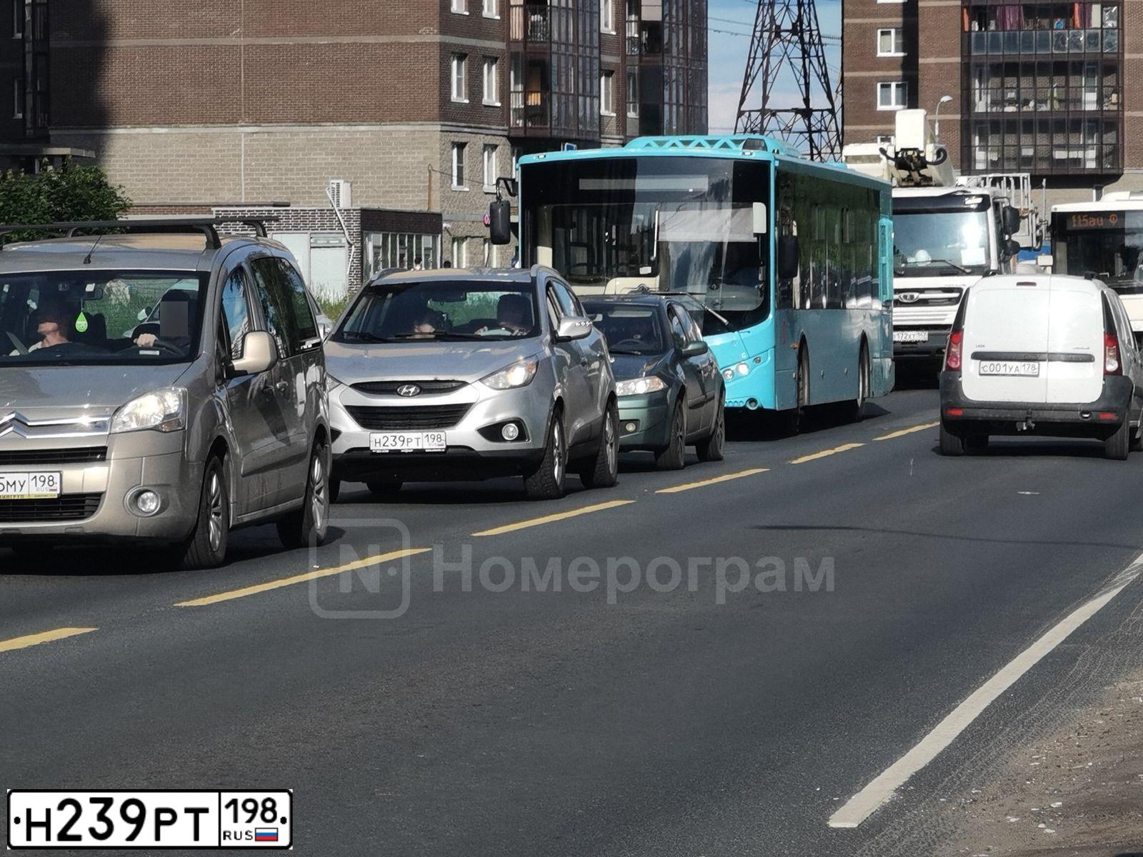 Фото автомобиля HYUNDAI IX35, 2011 — госномер Н239РТ198. Цвет: Серебристый