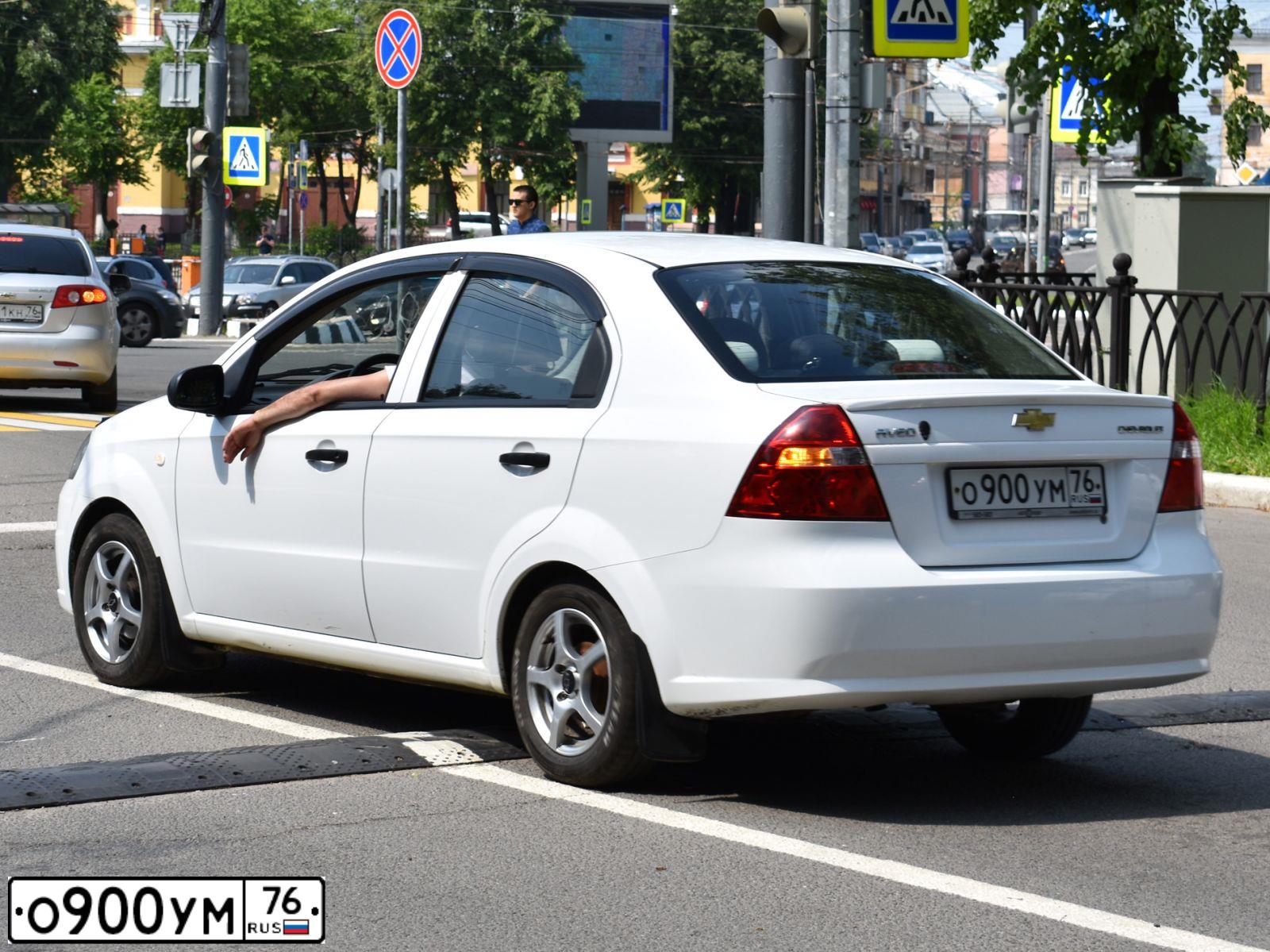 Фото автомобиля CHEVROLET AVEO, 2011 — госномер О900УМ76. Цвет: БЕЛЫЙ
