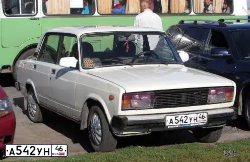 Фото автомобиля LADA 2105 LADA, 2000 — госномер А542УН46. Цвет: СЛИВОЧНО-БЕЛЫЙ