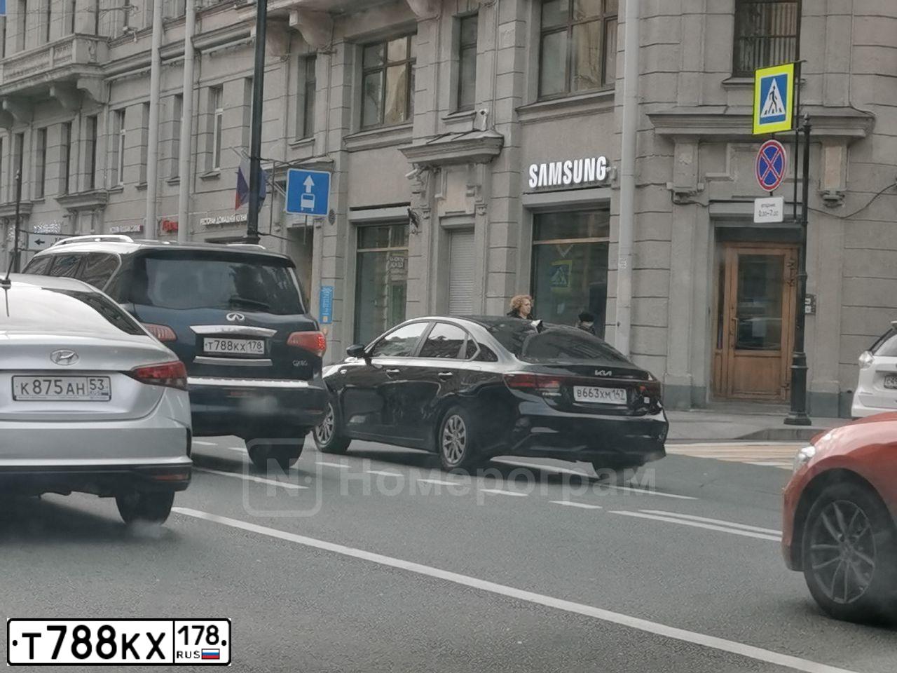 Фото автомобиля INFINITI QX80 /QX56/, 2015 — госномер Н442ВР977. Цвет: Темно-синий