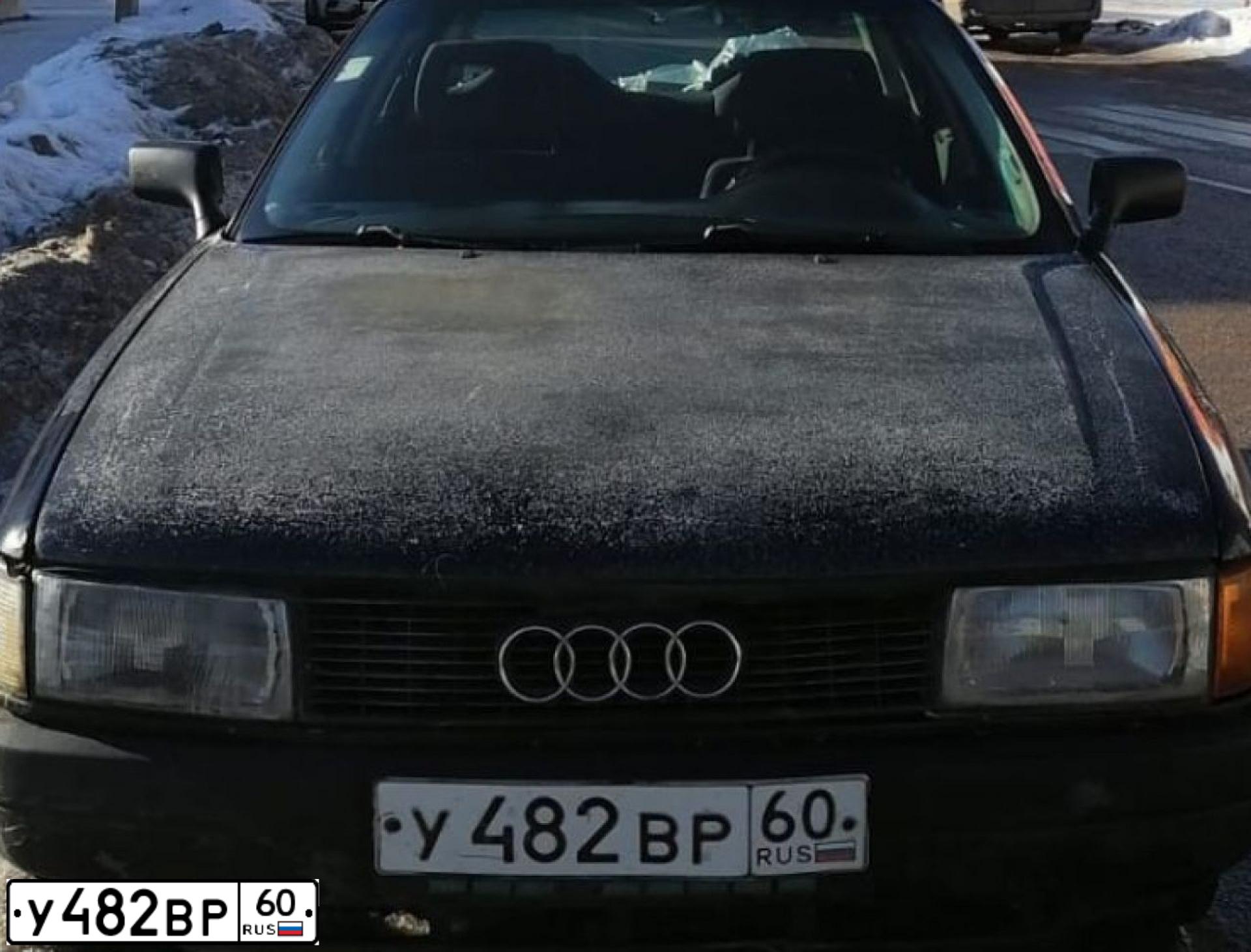 Фото автомобиля AUDI 80, 1991 — госномер У482ВР60. Цвет: СИНИЙ