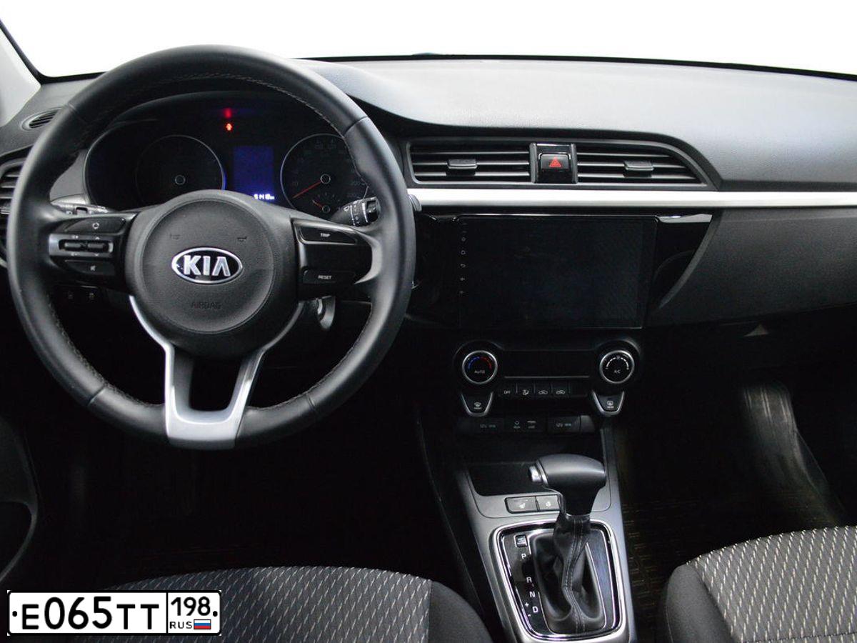 Фото автомобиля KIA RIO, 2020 — госномер Т252АК198. Цвет: СЕРЫЙ