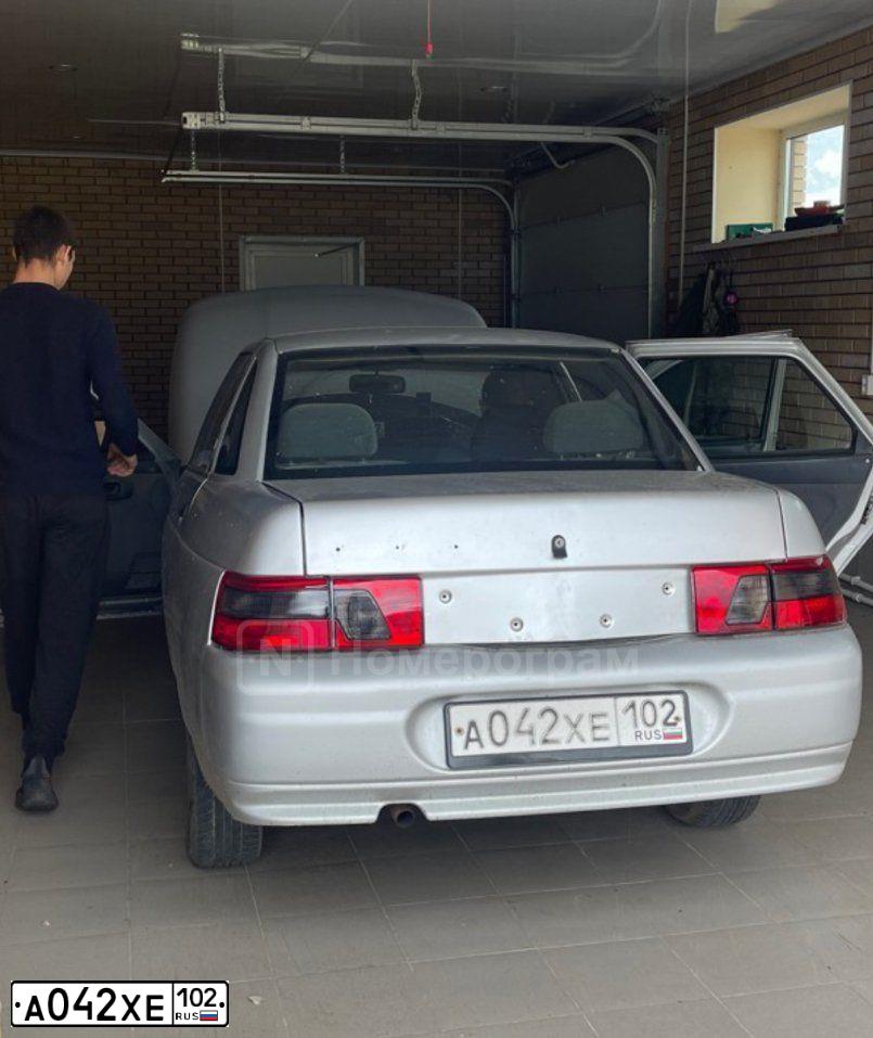 Фото автомобиля LADA 2110, 2004 — госномер А042ХЕ102. Цвет: серебристый