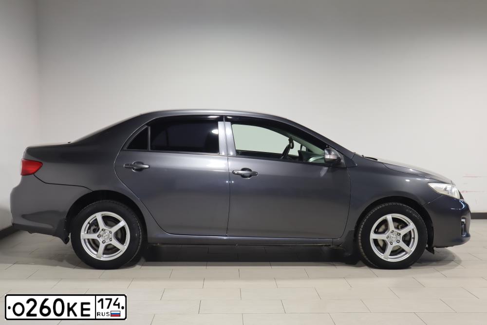 Фото автомобиля TOYOTA COROLLA, 2010 — госномер О260КЕ174. Цвет: СЕРЫЙ