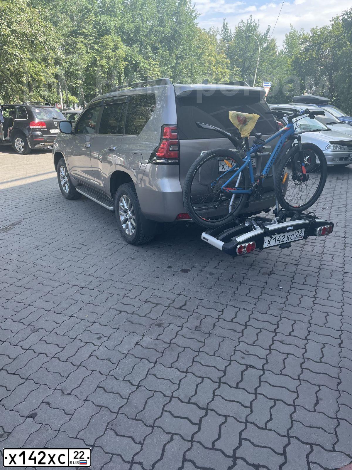 Фото автомобиля TOYOTA LANDCRUISER, 2019 — госномер Х142ХС22. Цвет: Коричневый