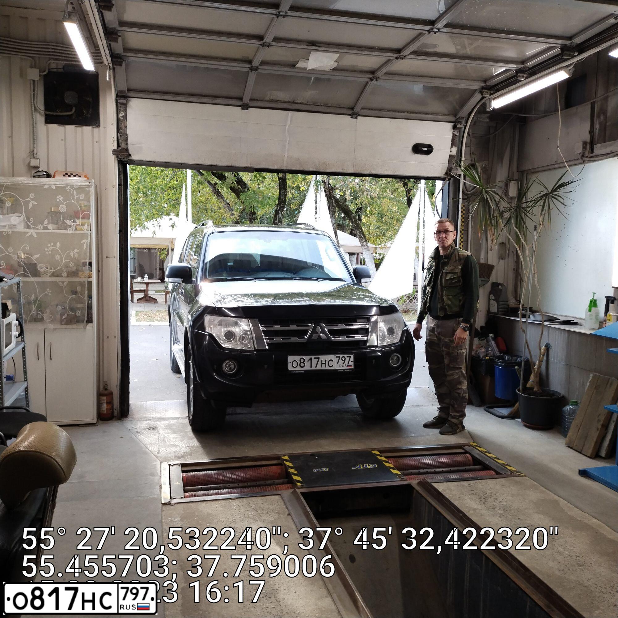 Фото автомобиля MITSUBISHI PAJERO, 2012 — госномер О817НС797. Цвет: ЧЕРНЫЙ