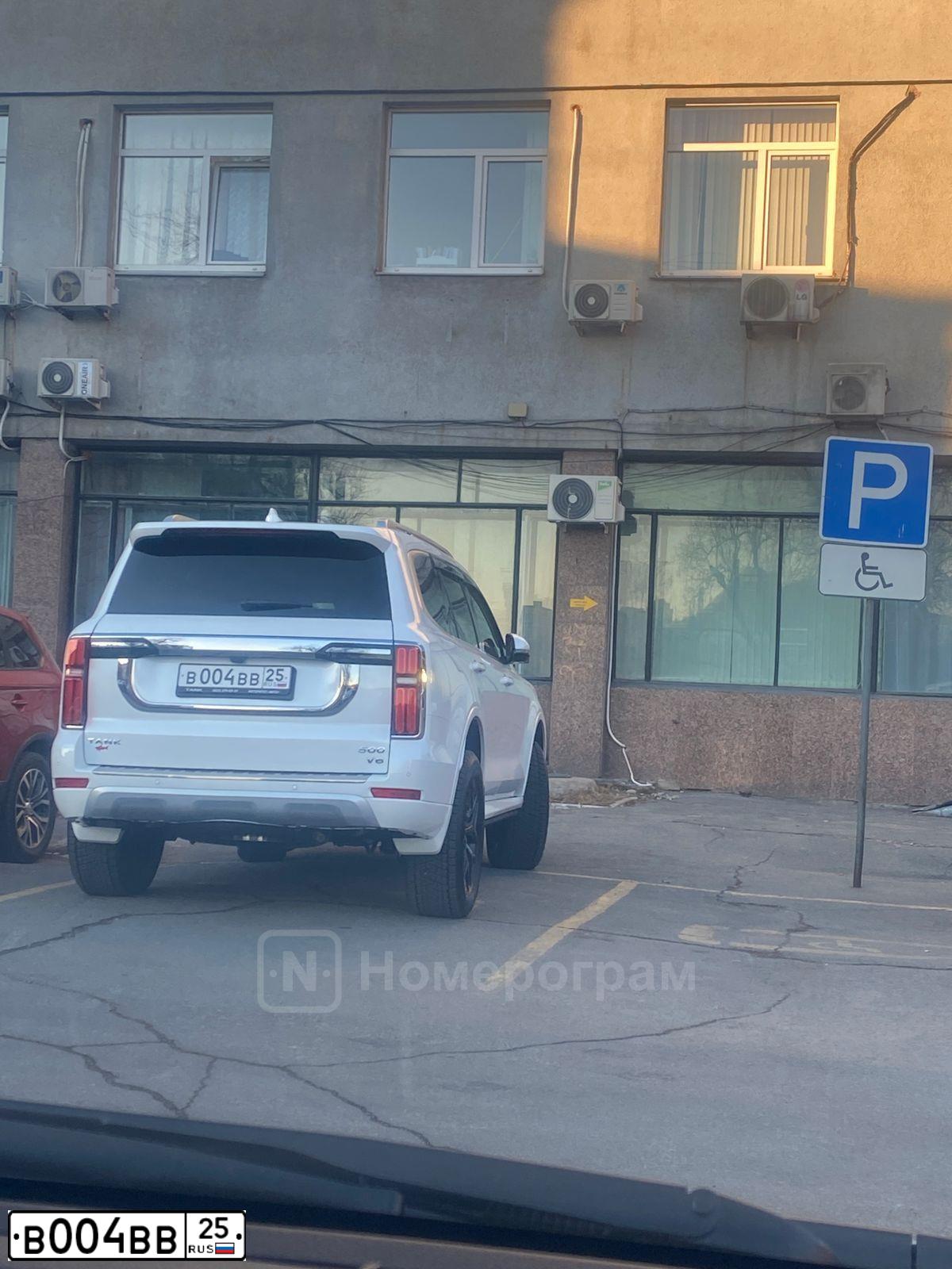 Фото автомобиля MAZDA CX-7, 2010 — госномер В004ВВ25. Цвет: ЧЕРНЫЙ