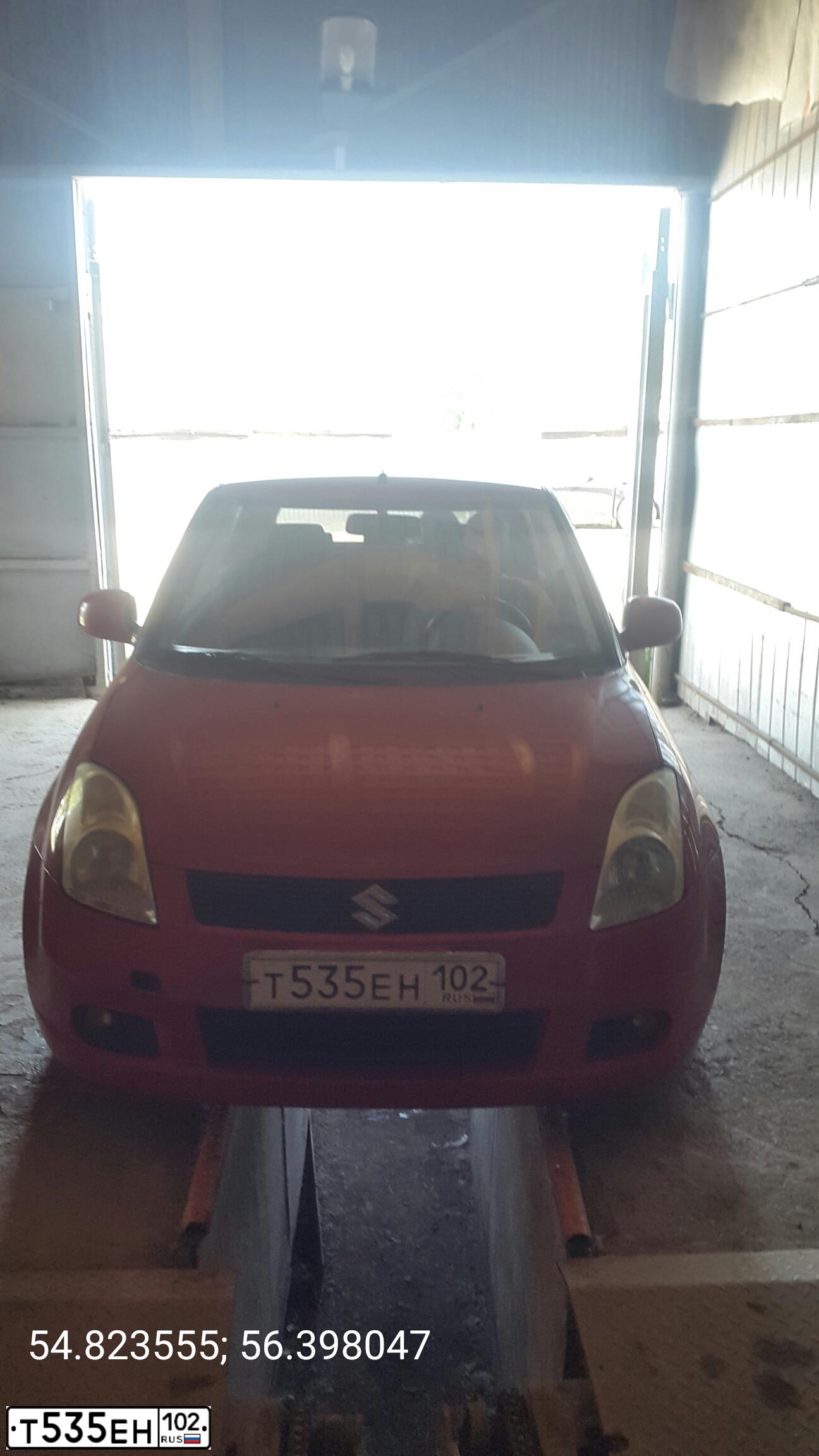 Фото автомобиля SUZUKI SWIFT, 2006 — госномер Т535ЕН102. Цвет: Красный