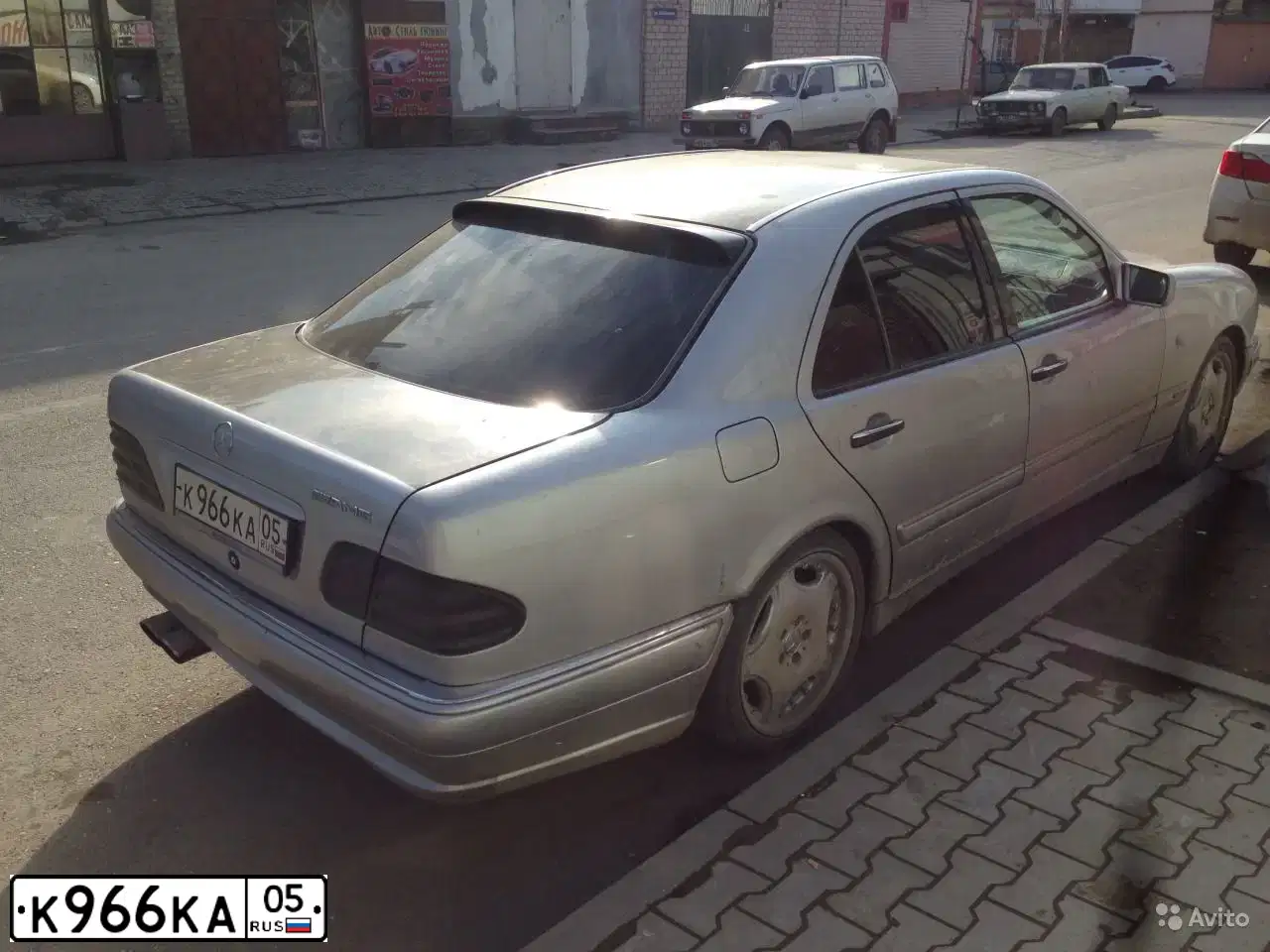 Фото автомобиля MERCEDES E-KLASSE, 1996 — госномер Т555КХ97. Цвет: БЕЛЫЙ