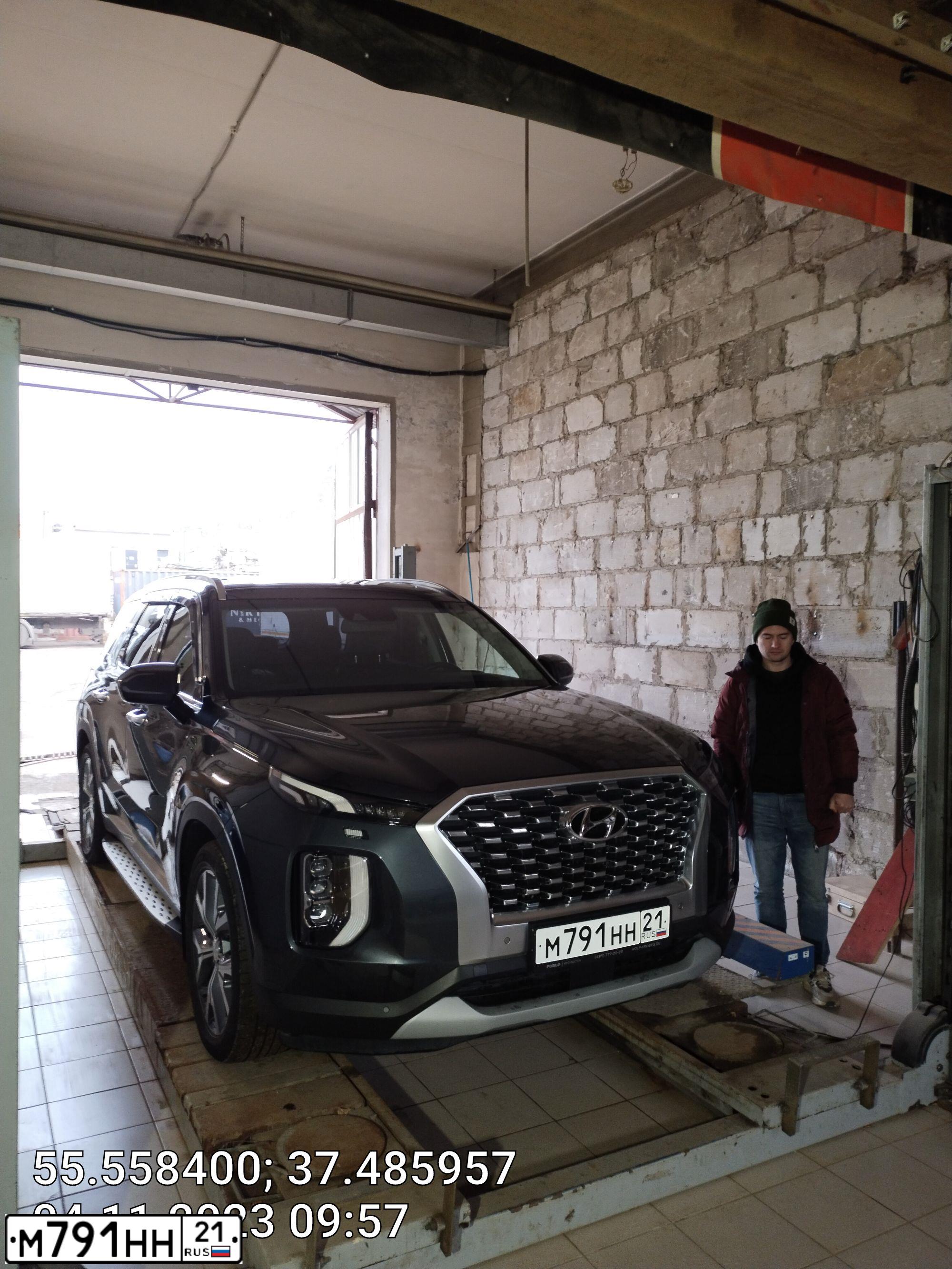 Фото автомобиля HYUNDAI PALISADE, 2019 — госномер Т577АХ977. Цвет: СЕРЫЙ