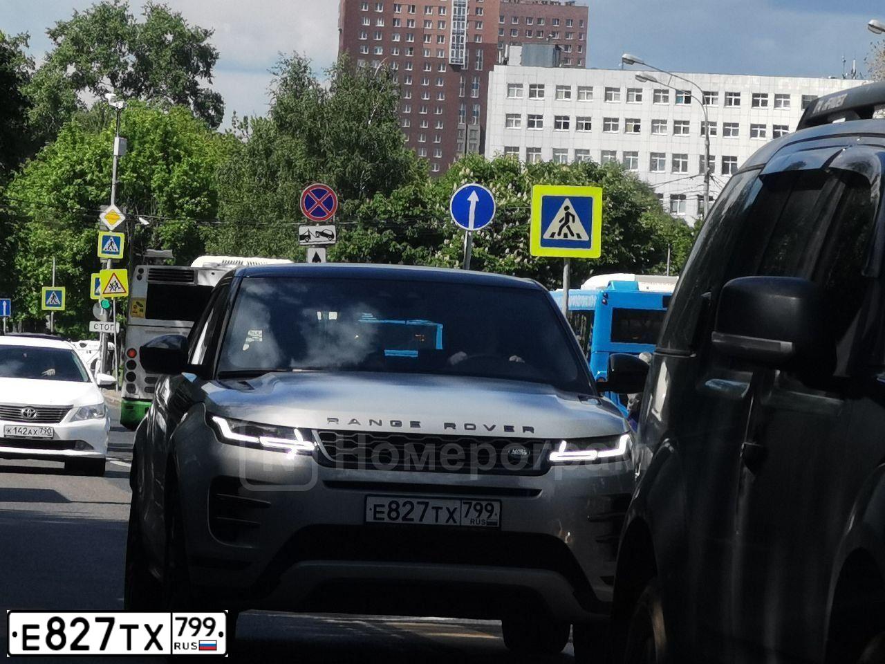 Фото автомобиля LANDROVER RANGE ROVER EVOQUE, 2020 — госномер Е827ТХ799. Цвет: СЕРЫЙ