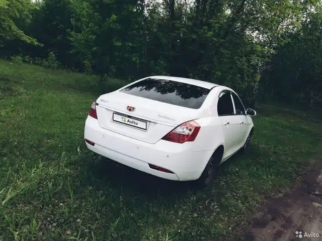 Фото автомобиля GEELY EMGRAND, 2012 — госномер М560ВВ134. Цвет: Белый