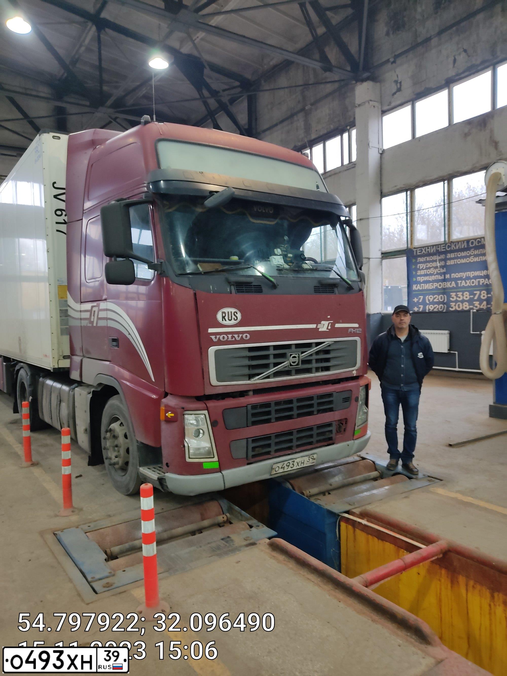 Фото автомобиля VOLVO SERIE FH, 2008 — госномер О493ХН39. Цвет: Красный