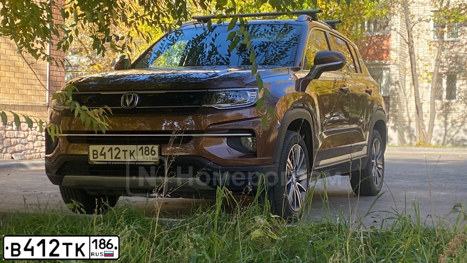 Фото автомобиля CHANGAN CS35, 2020 — госномер В412ТК186. Цвет: Коричневый