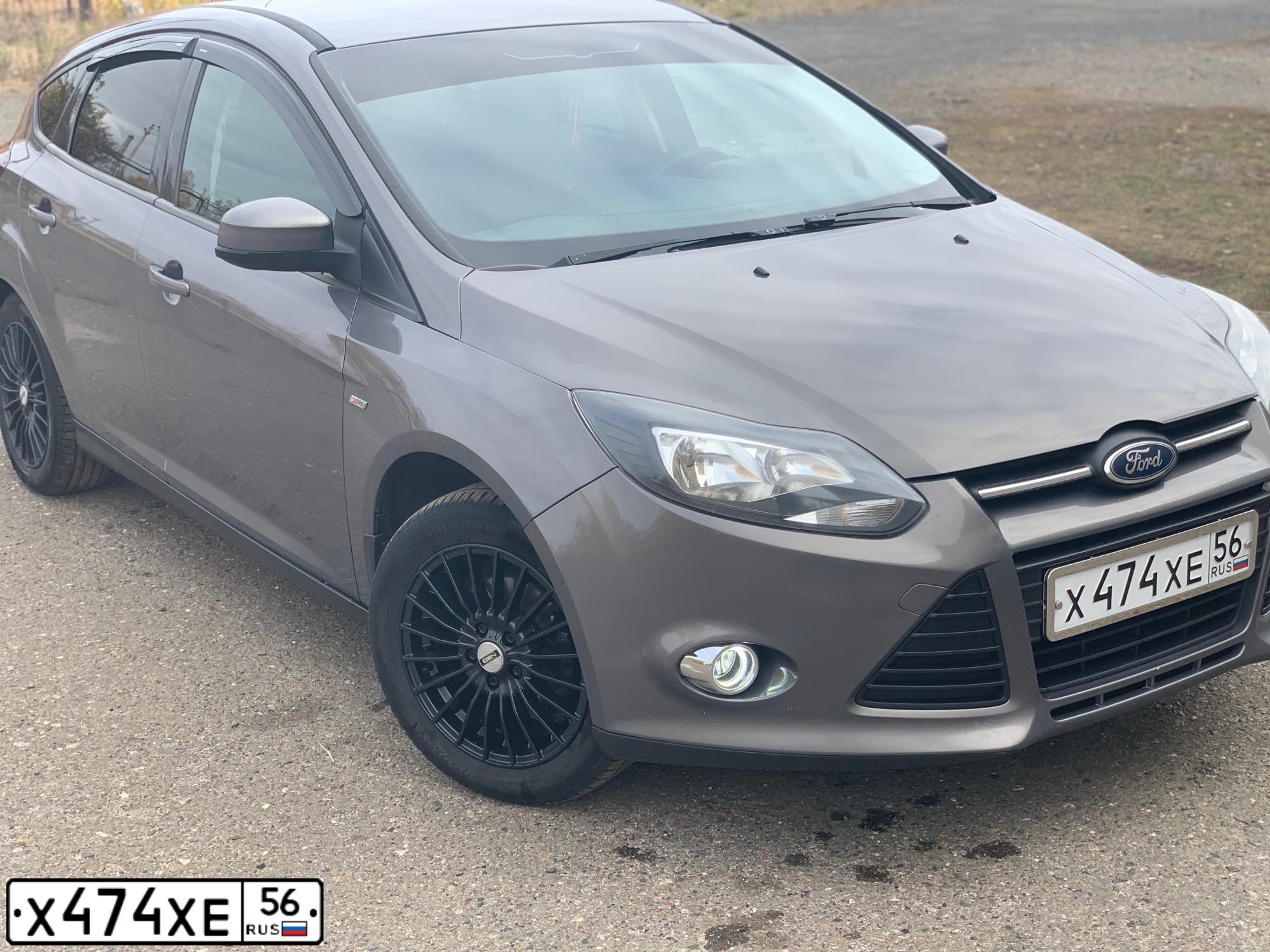 Фото автомобиля FORD FOCUS, 2011 — госномер Х474ХЕ56. Цвет: СЕРО-КОРИЧНЕВЫЙ