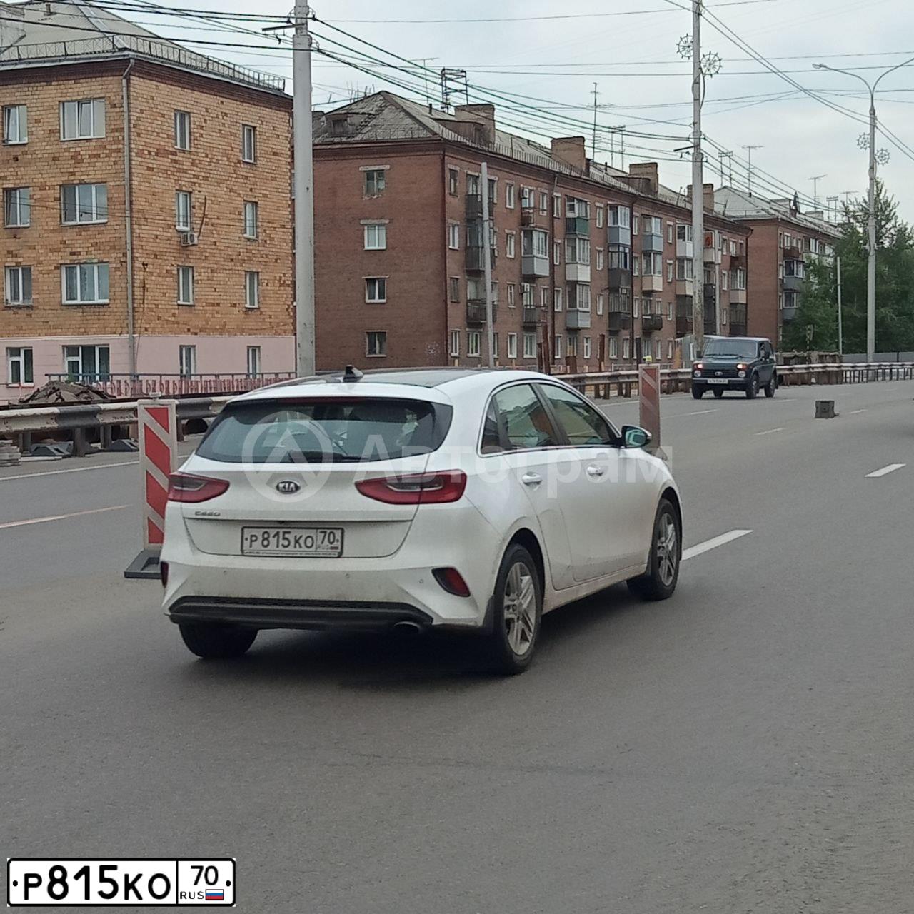 Фото автомобиля KIA CEE'D, 2020 — госномер Р815КО70. Цвет: Белый