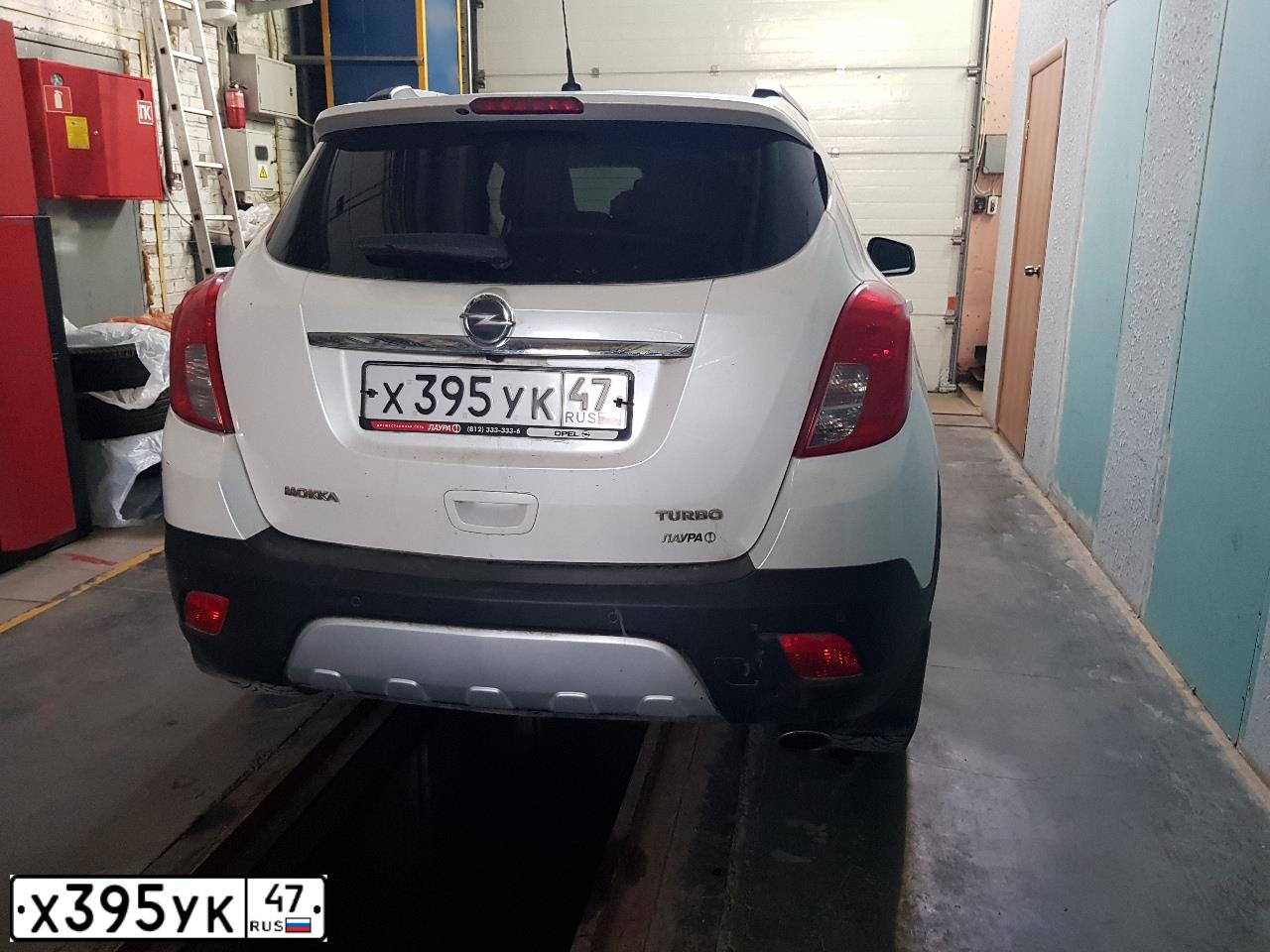 Фото автомобиля OPEL MOKKA, 2014 — госномер Х395УК47. Цвет: Белый