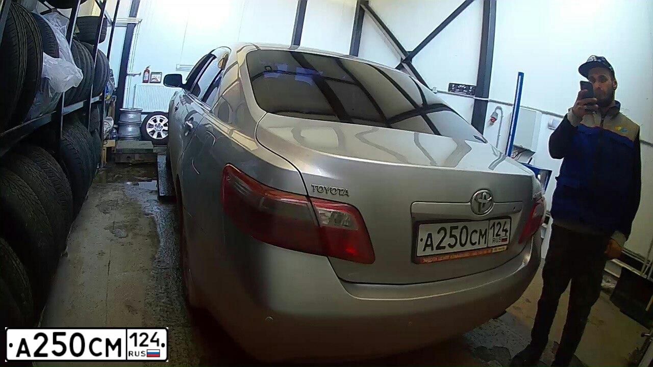 Фото автомобиля TOYOTA CAMRY, 2006 — госномер М684НМ797. Цвет: Серебристый