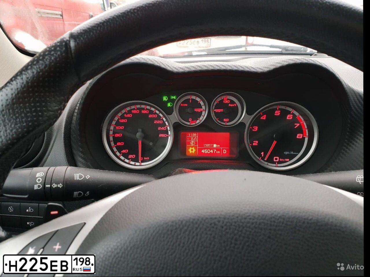 Фото автомобиля CHEVROLET NIVA, 2004 — госномер Н225ЕВ198. Цвет: Светло-Серебристый металлик