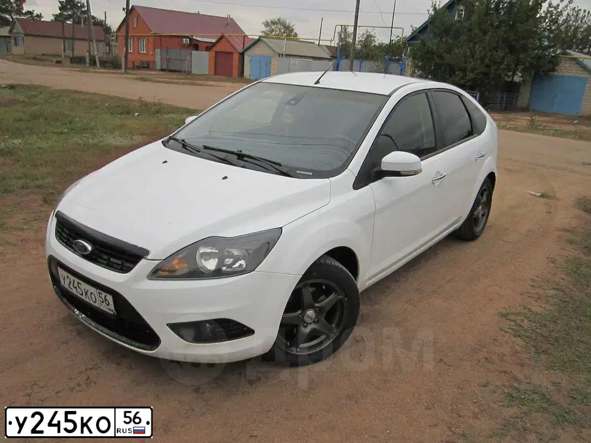 Фото автомобиля FORD FOCUS, 2010 — госномер А906НА702. Цвет: Белый
