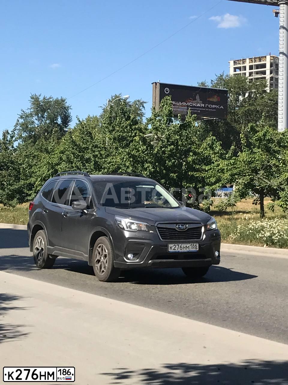 Фото автомобиля SUBARU FORESTER SК7, 2020 — госномер К276НМ186. Цвет: СЕРЫЙ