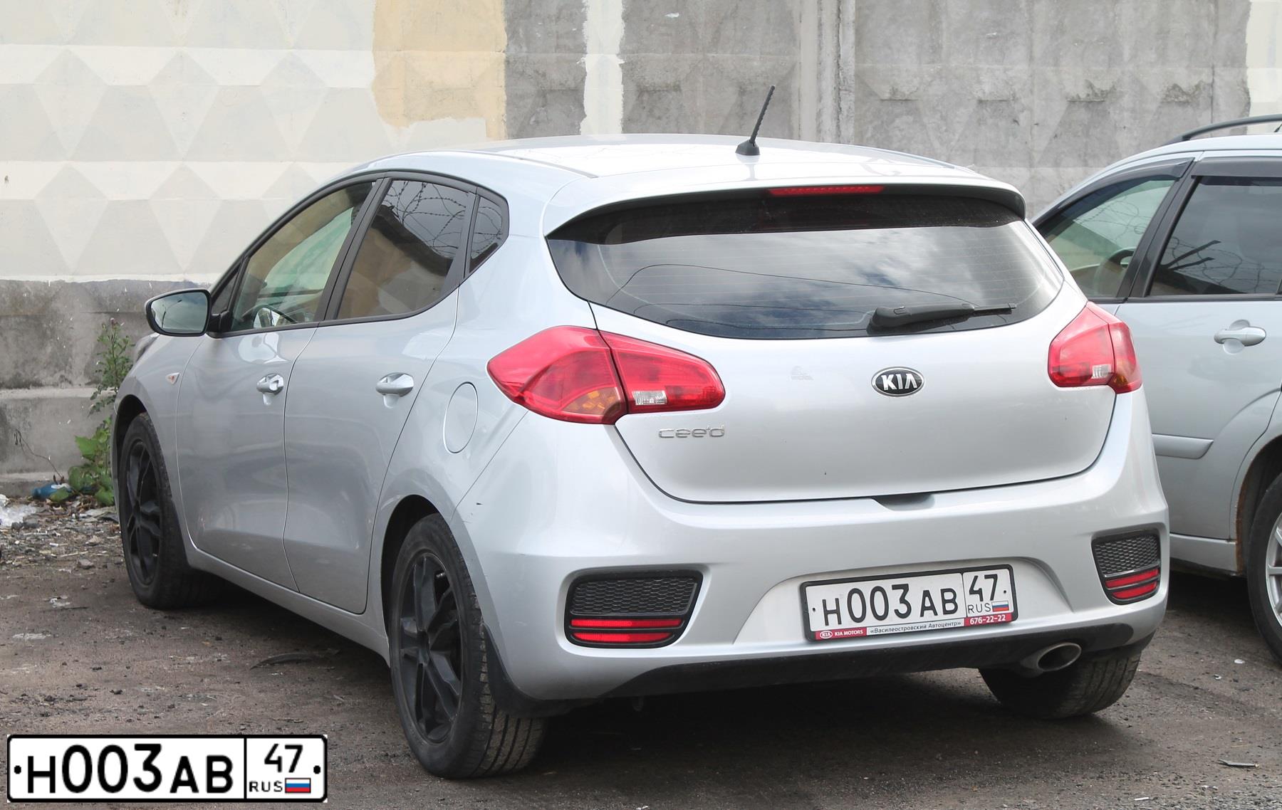 Фото автомобиля KIA CEE'D, 2016 — госномер Н003АВ47. Цвет: СЕРЕБРИСТЫЙ