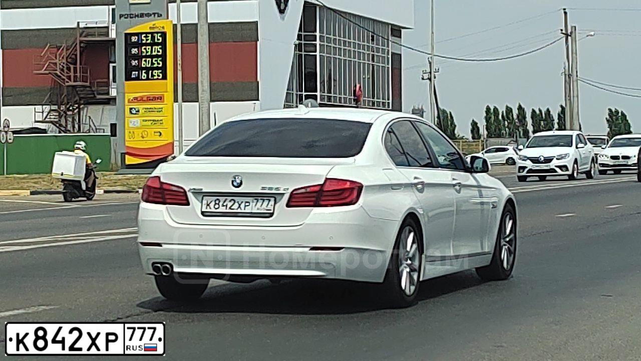 Фото автомобиля BMW SERIE 5, 2013 — госномер К842ХР777. Цвет: Белый