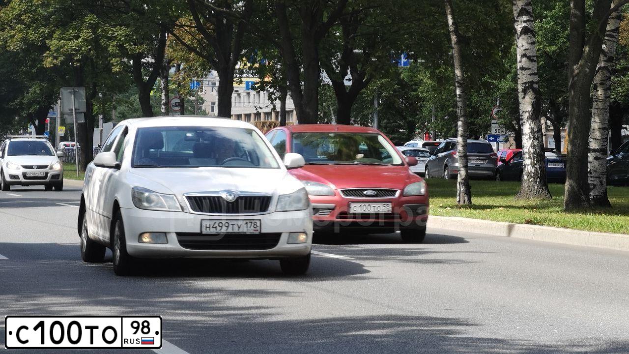 Фото автомобиля FORD FOCUS, 2006 — госномер С100ТО98. Цвет: КРАСНО-ОРАНЖЕВЫЙ