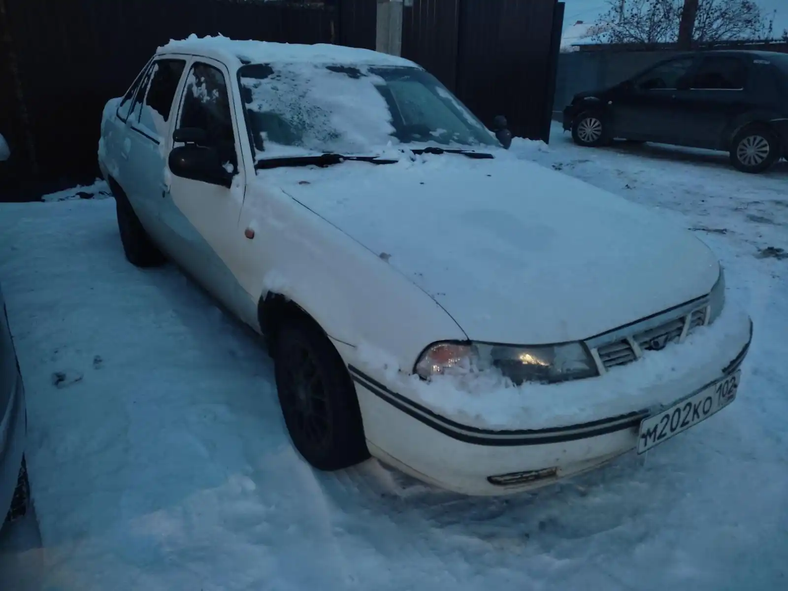 Фото автомобиля DAEWOO NEXIA, 2004 — госномер М202КО102. Цвет: Белый