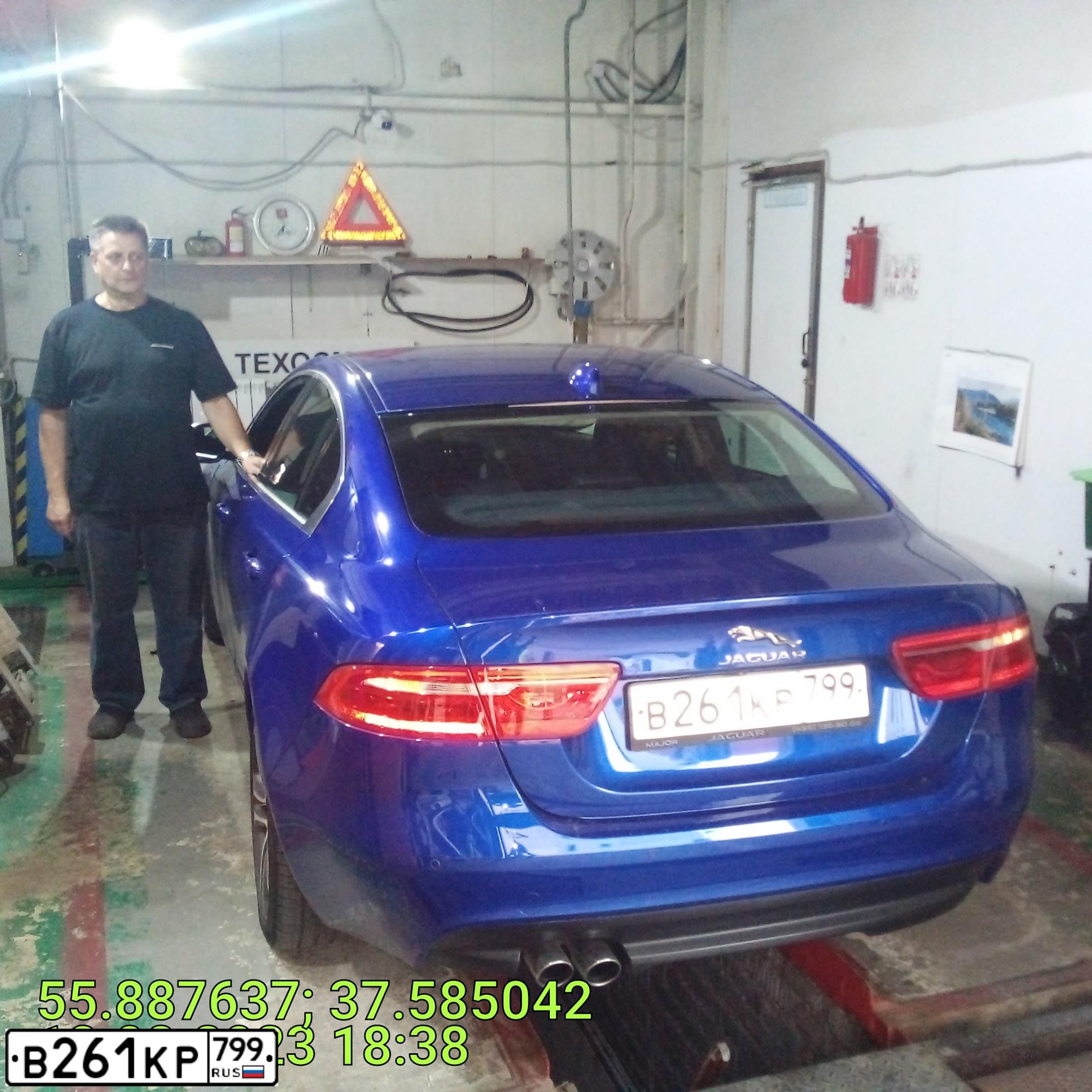 Фото автомобиля JAGUAR XE-SERIE, 2017 — госномер В261КР799. Цвет: СИНИЙ