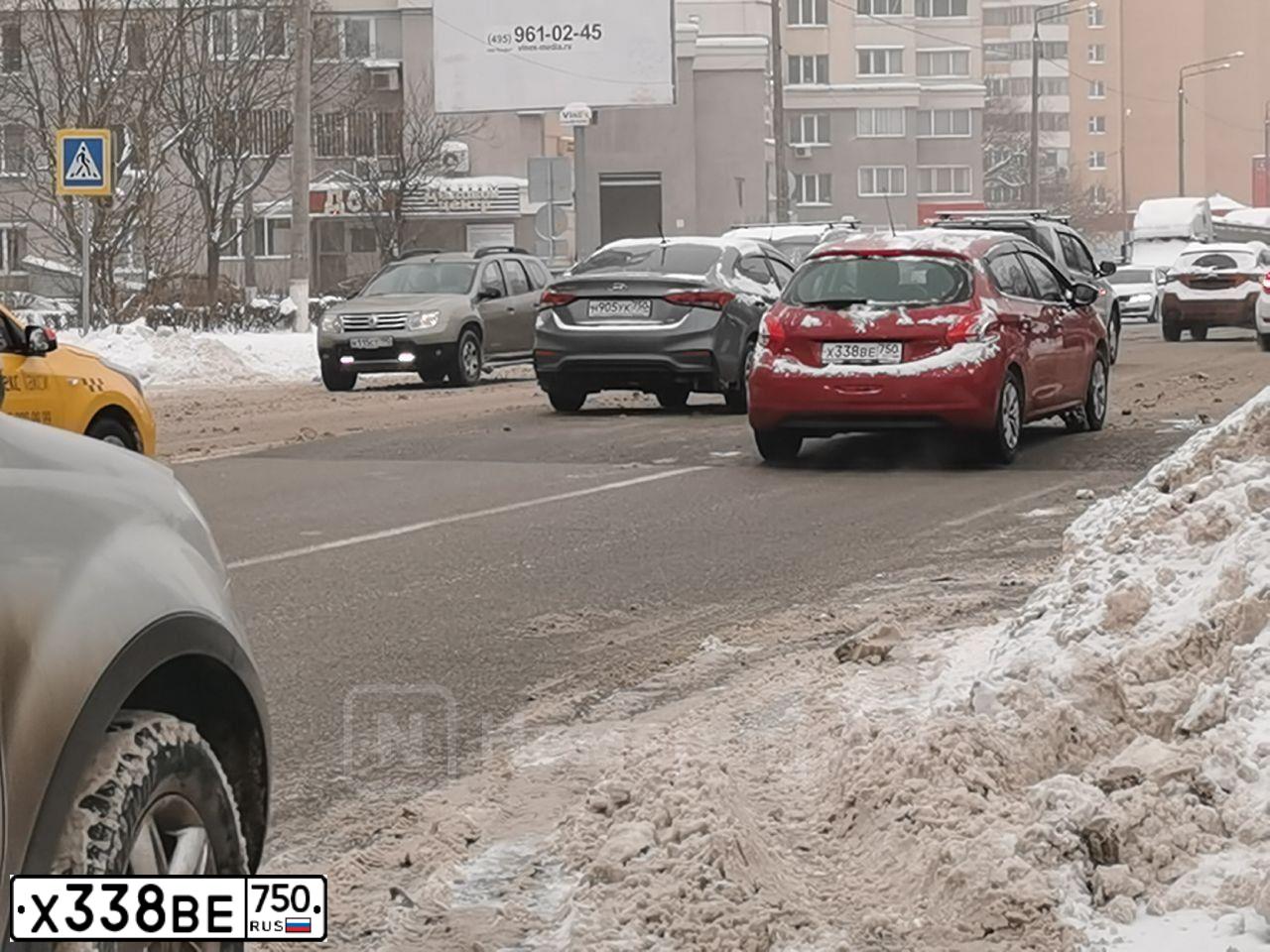 Фото автомобиля PEUGEOT 208, 2014 — госномер Х338ВЕ750. Цвет: КРАСНЫЙ