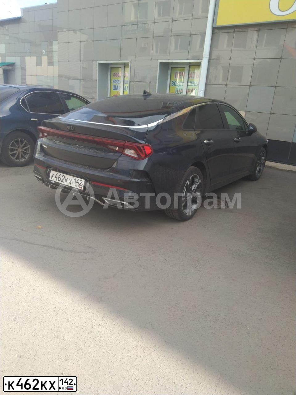Фото автомобиля KIA K5, 2021 — госномер К462КХ142. Цвет: синий