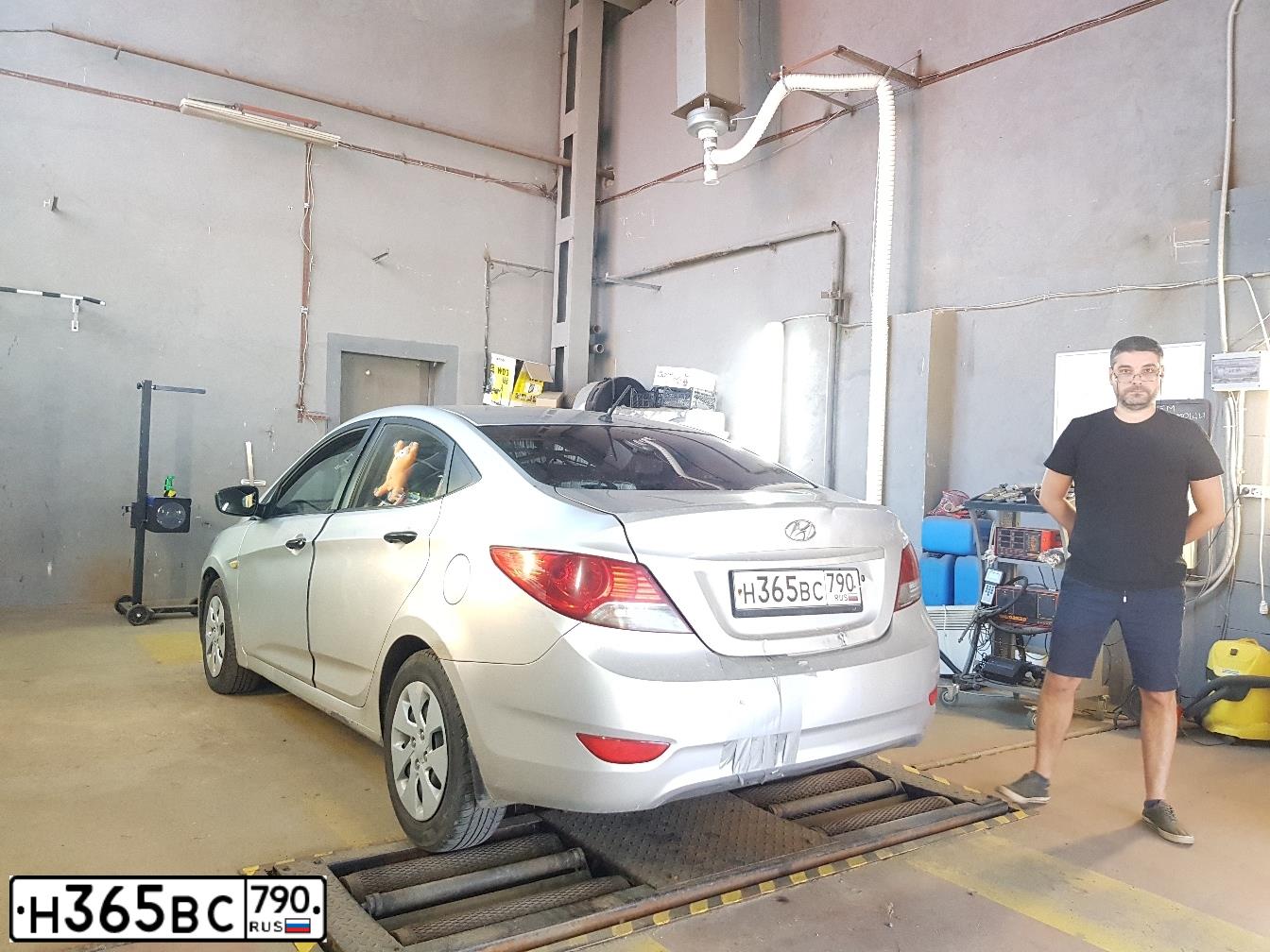 Фото автомобиля HYUNDAI SOLARIS, 2013 — госномер Р477ВО29. Цвет: Серебристый