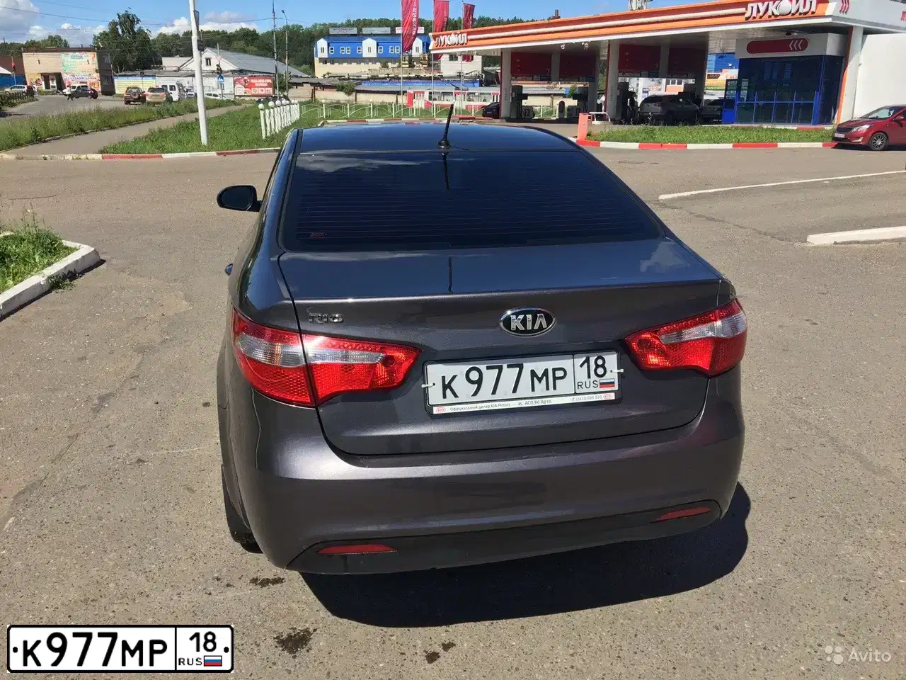 Фото автомобиля KIA RIO, 2014 — госномер К977МР18. Цвет: Серый