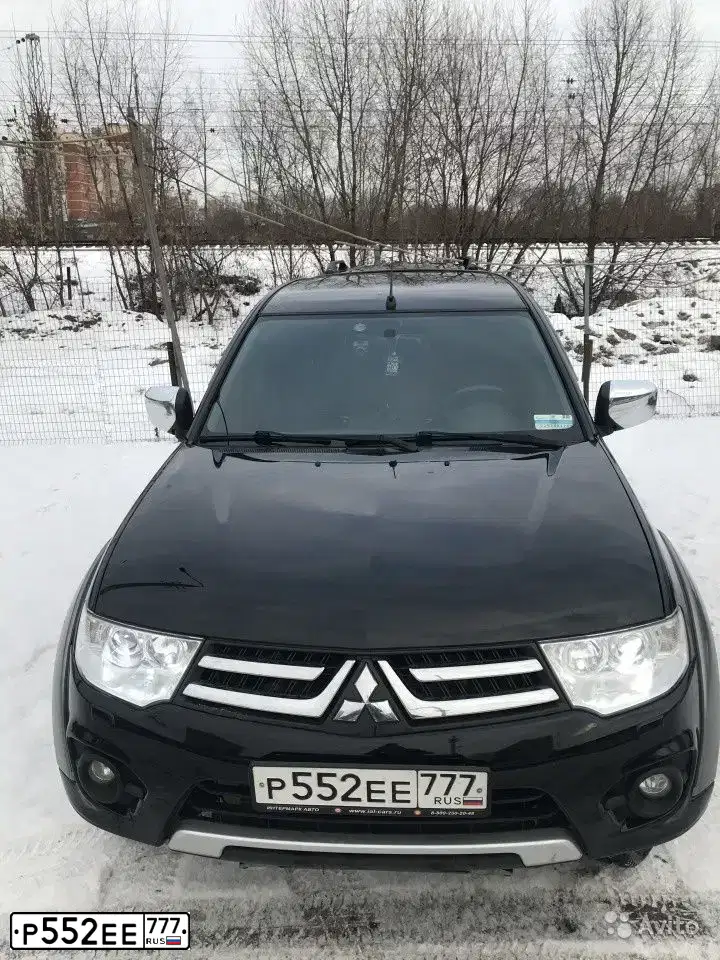 Фото автомобиля MITSUBISHI L 200, 2014 — госномер Р552ЕЕ777. Цвет: ЧЕРНЫЙ