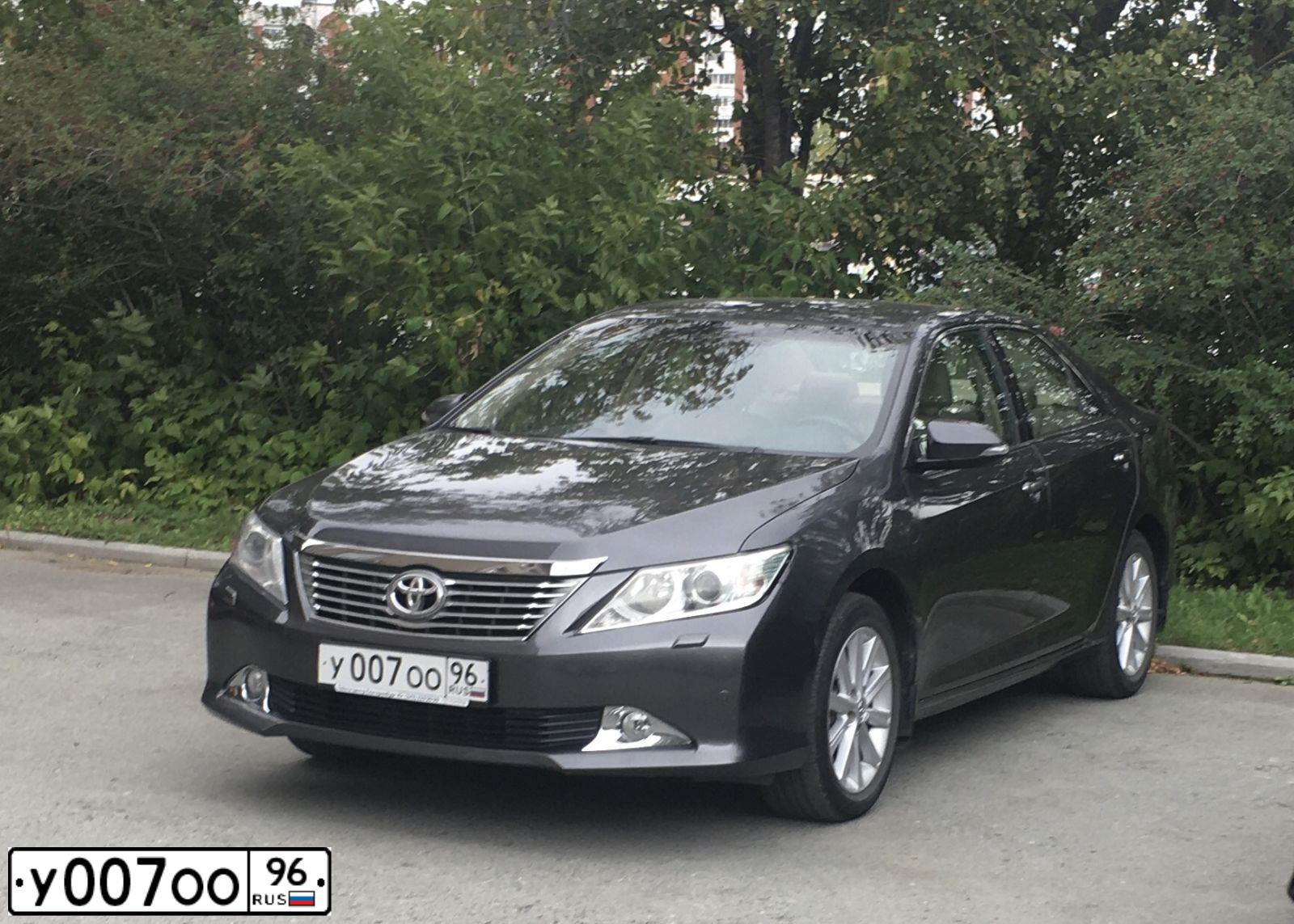 Фото автомобиля TOYOTA CAMRY, 2013 — госномер Т707КТ45. Цвет: СЕРЫЙ МЕТАЛЛИК