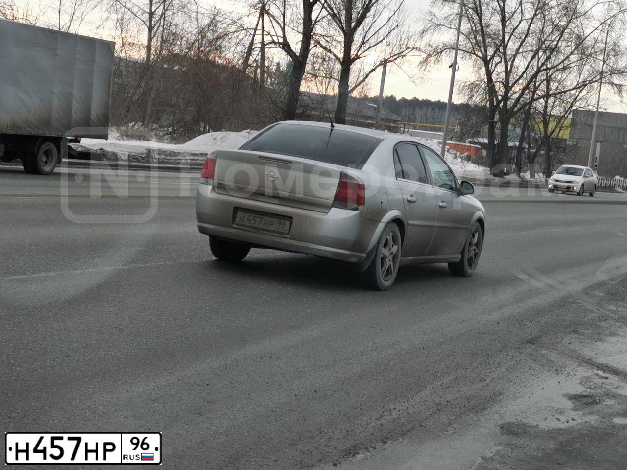 Фото автомобиля OPEL VECTRA, 2007 — госномер О584РХ196. Цвет: Серебристый