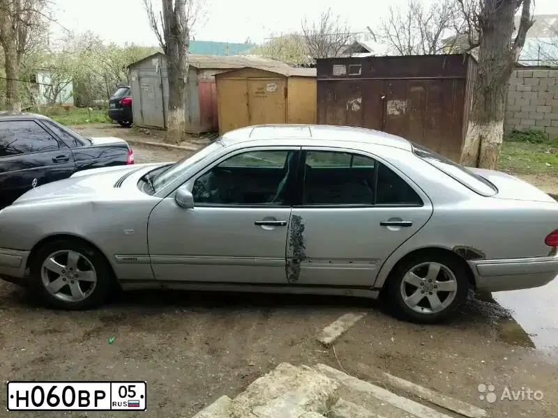 Фото автомобиля MERCEDES E-KLASSE, 1998 — госномер Н060ВР05. Цвет: БЕЛЫЙ (СЕРЕБРИСТЫЙ)