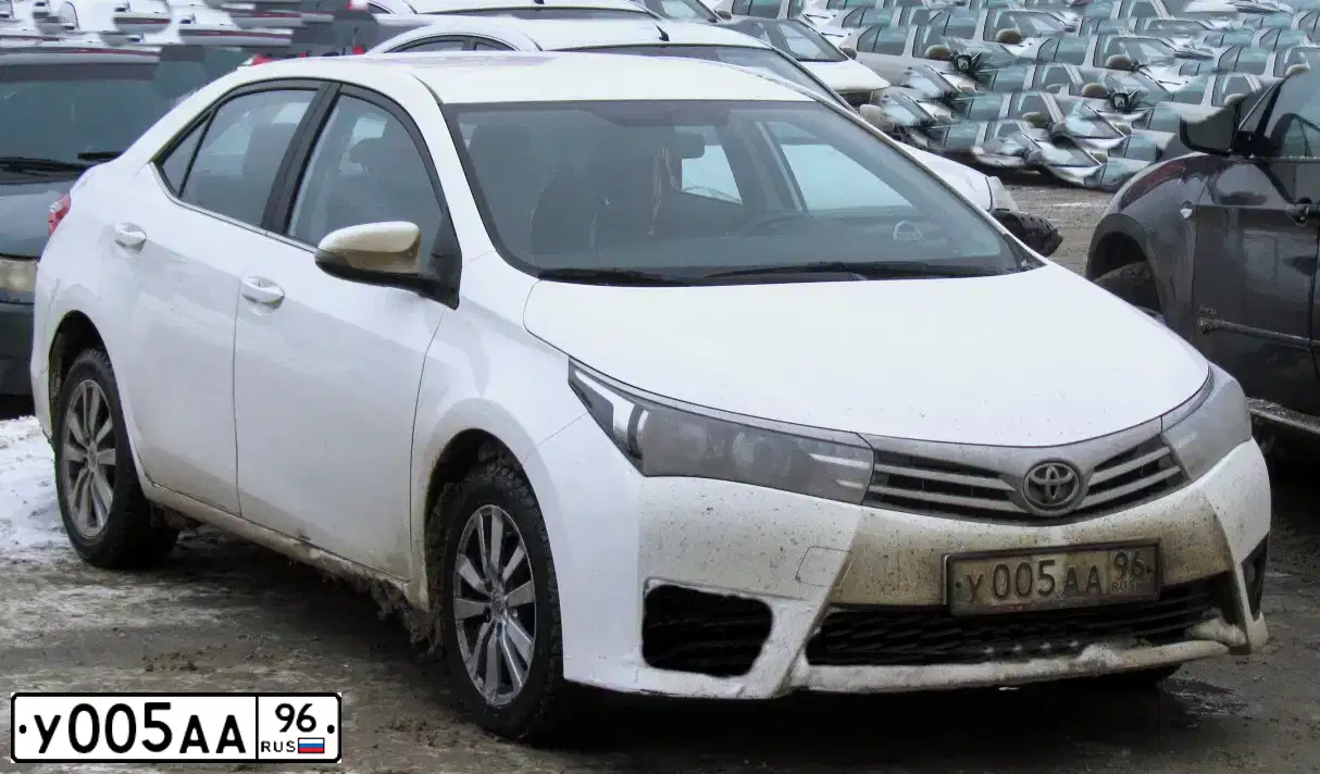 Фото автомобиля TOYOTA COROLLA, 2013 — госномер М216КТ196. Цвет: Белый