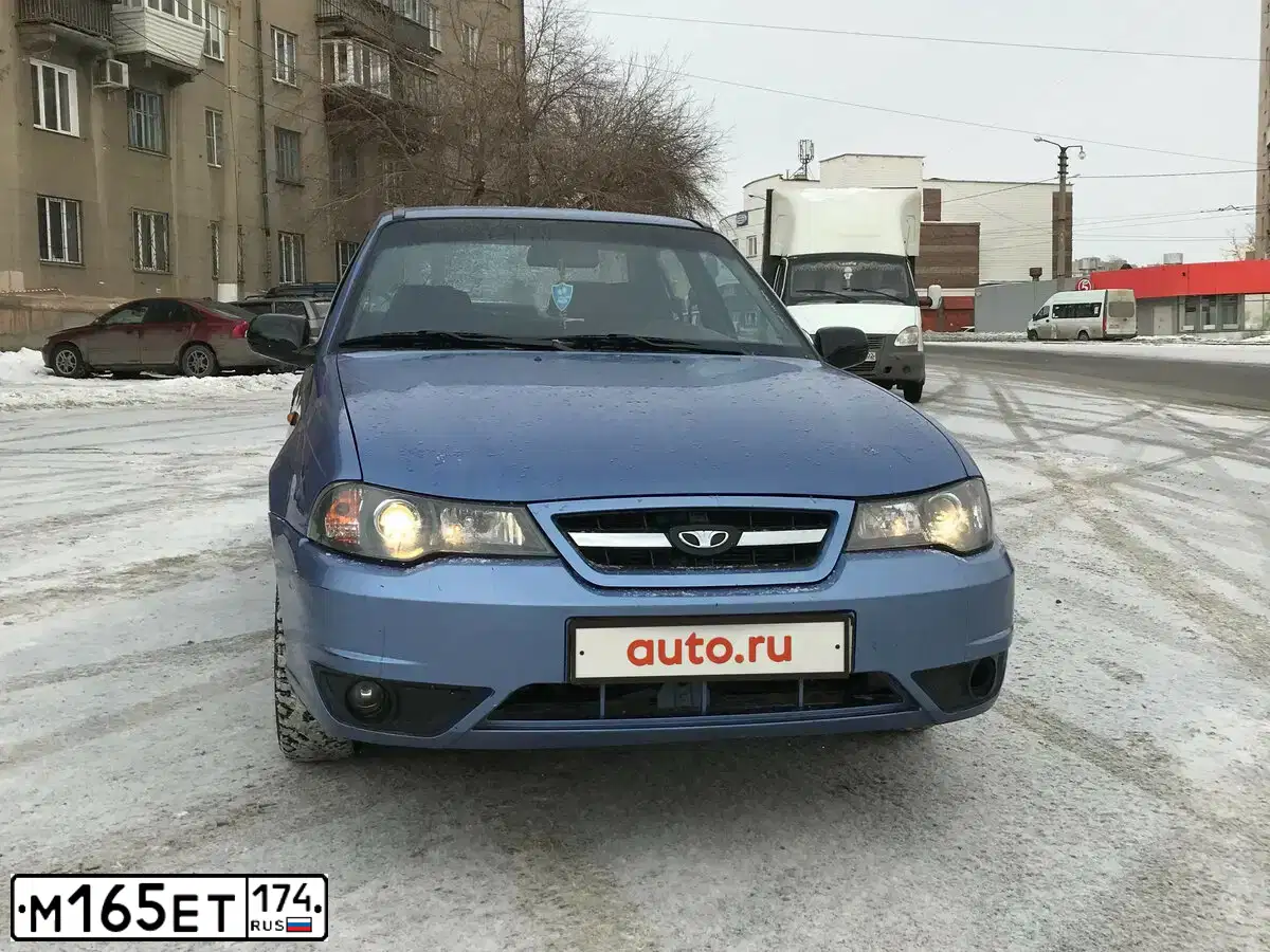 Фото автомобиля DAEWOO O NEXIA, 2008 — госномер М165ЕТ174. Цвет: СЕРО-ЗЕЛЕНЫЙ