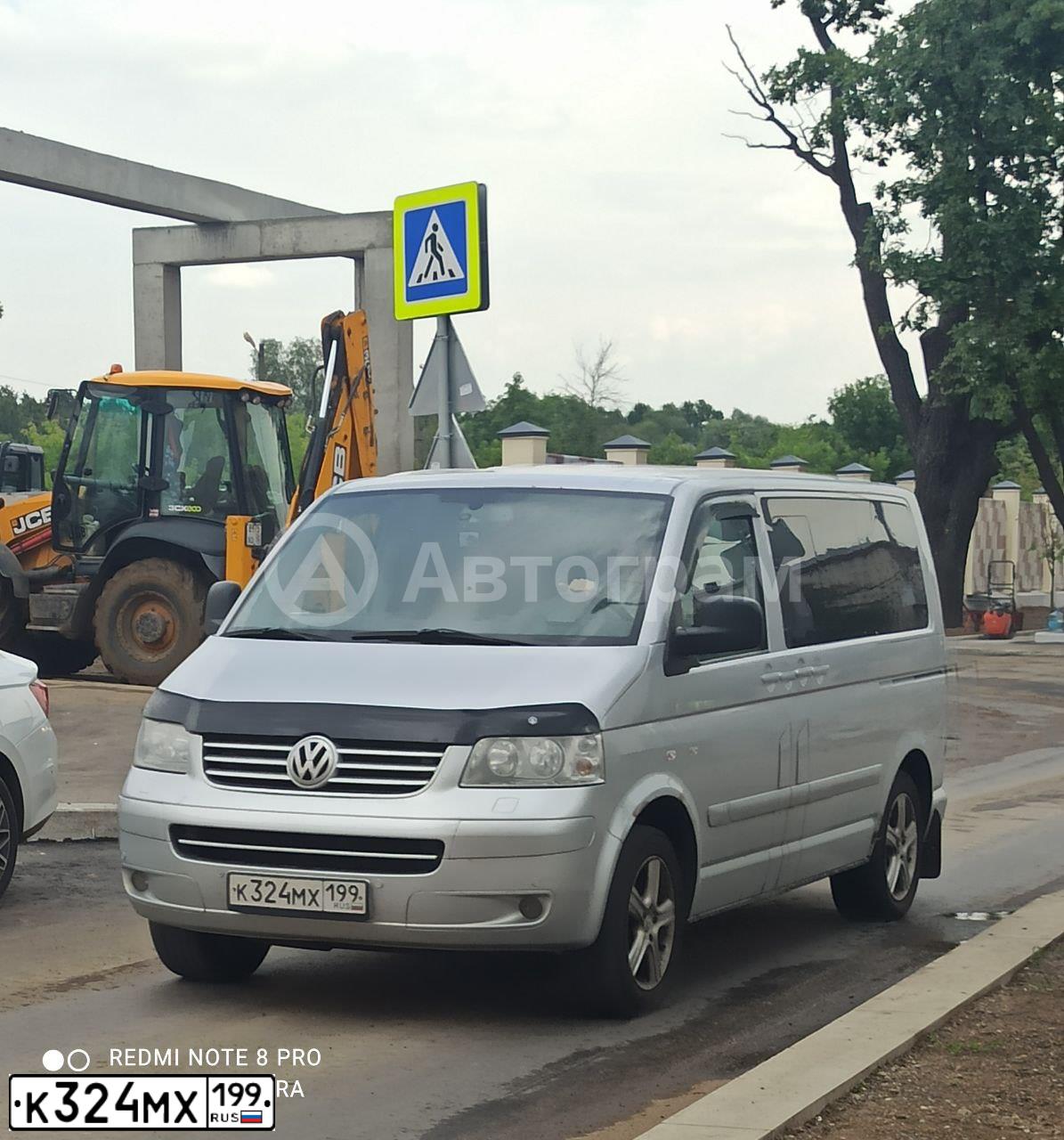 Фото автомобиля VOLKSWAGEN MULTIVAN, 2008 — госномер К324МХ199. Цвет: СЕРЕБРИСТЫЙ